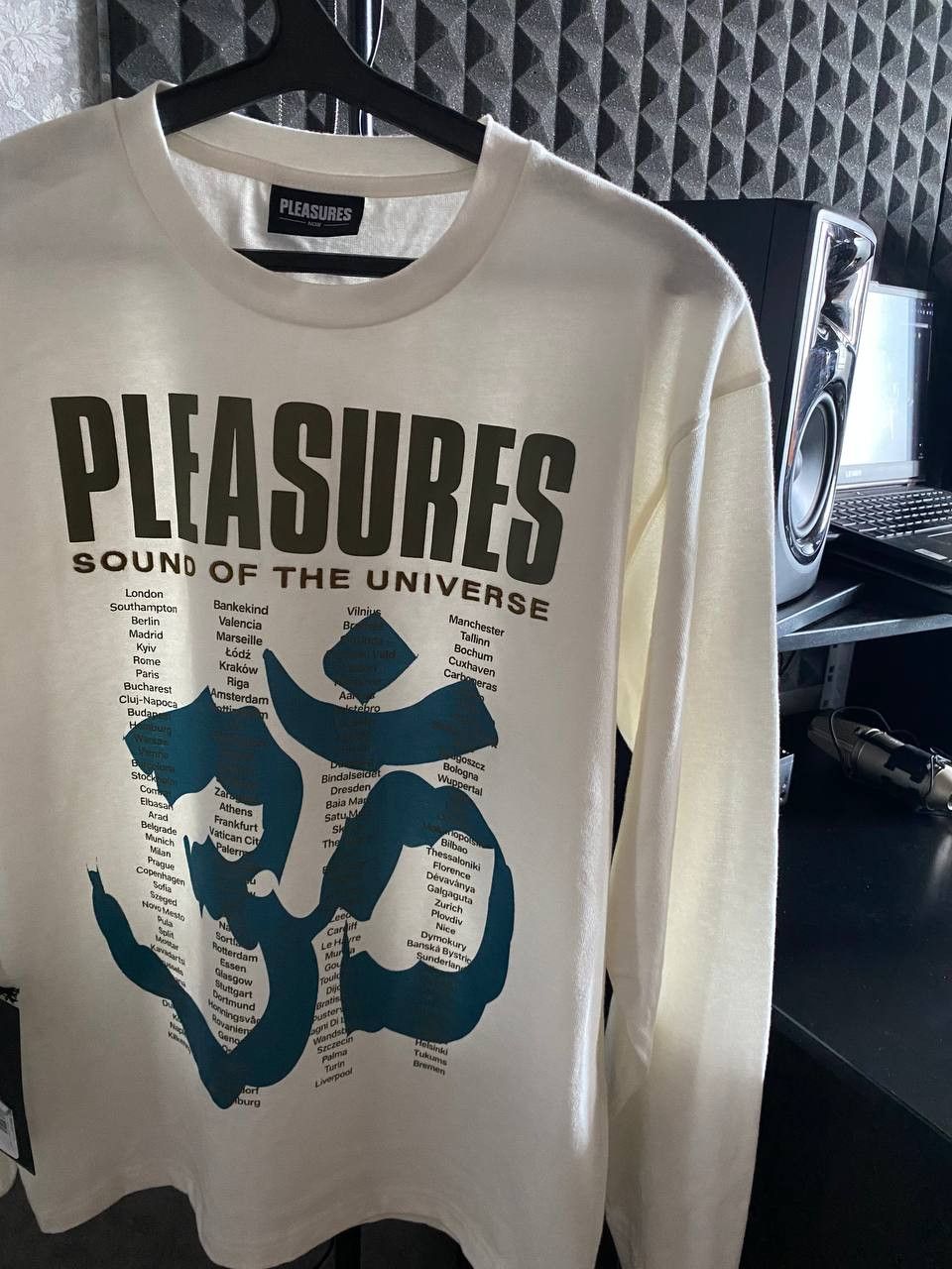 Pleasures Pleasures - Universe Longsleeve Size US M / EU 48-50 / 2 - 8 Thumbnail