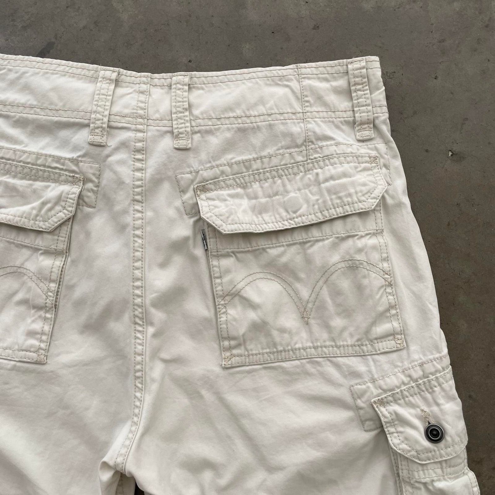 Levi's Levi’s White Cargo Shorts Size US 33 - 4 Thumbnail