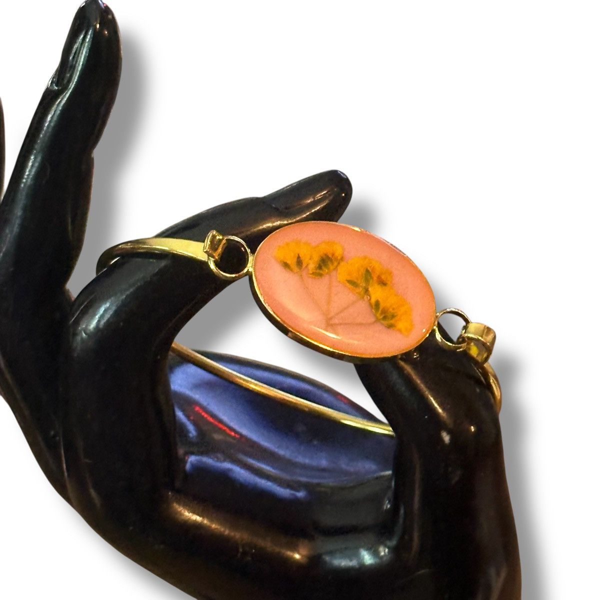 Other Gold tone dried flowers resin hook bangle bracelet Size ONE SIZE - 2 Thumbnail