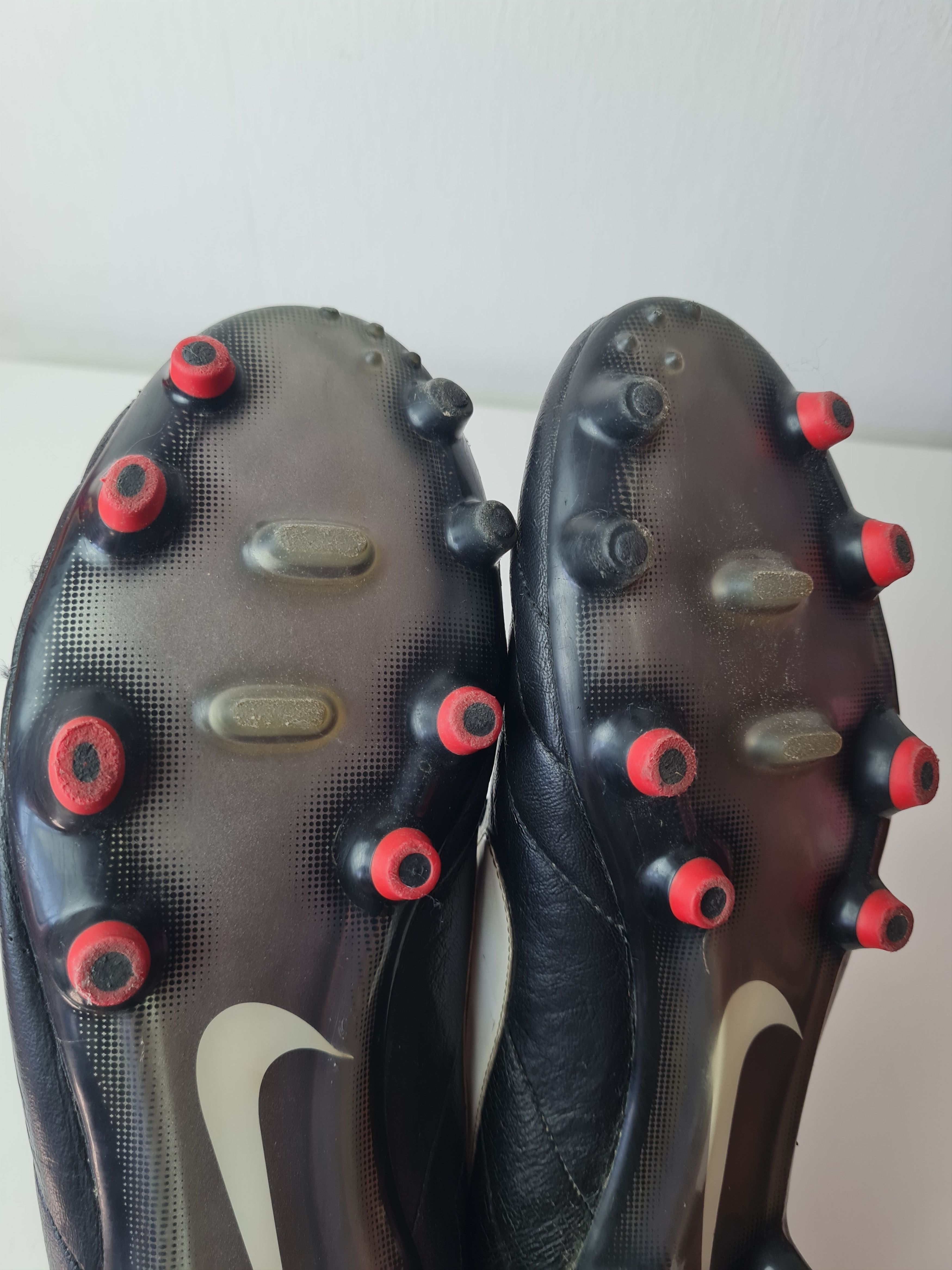 Nike Football cleats boots 2012 454309-010 NIKE TIEMPO MYSTIC Size US 9 / EU 42 - 17 Thumbnail