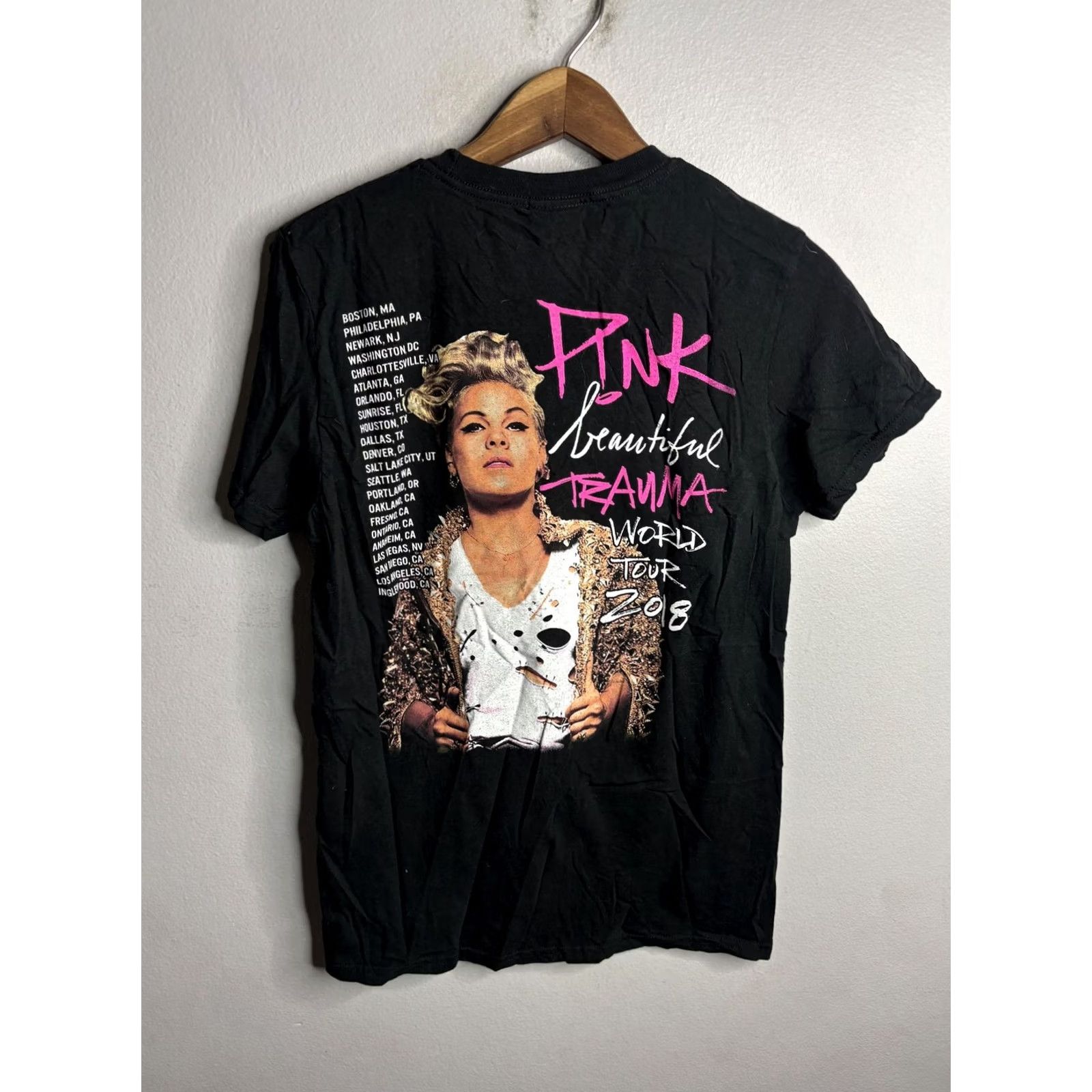 Vintage Pink Beautiful Trauma World Tour Shirt Mens S Black 2018 Concert Graphic Tee Size US S / EU 44-46 / 1 - 4 Thumbnail