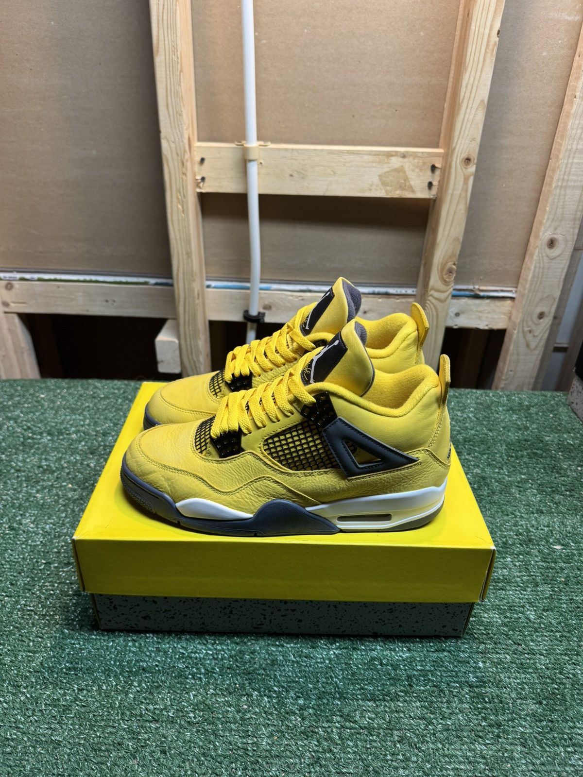 Jordan Brand Jordan Retro 4 Lightning Size 9 Size US 9 / EU 42 - 10 Thumbnail