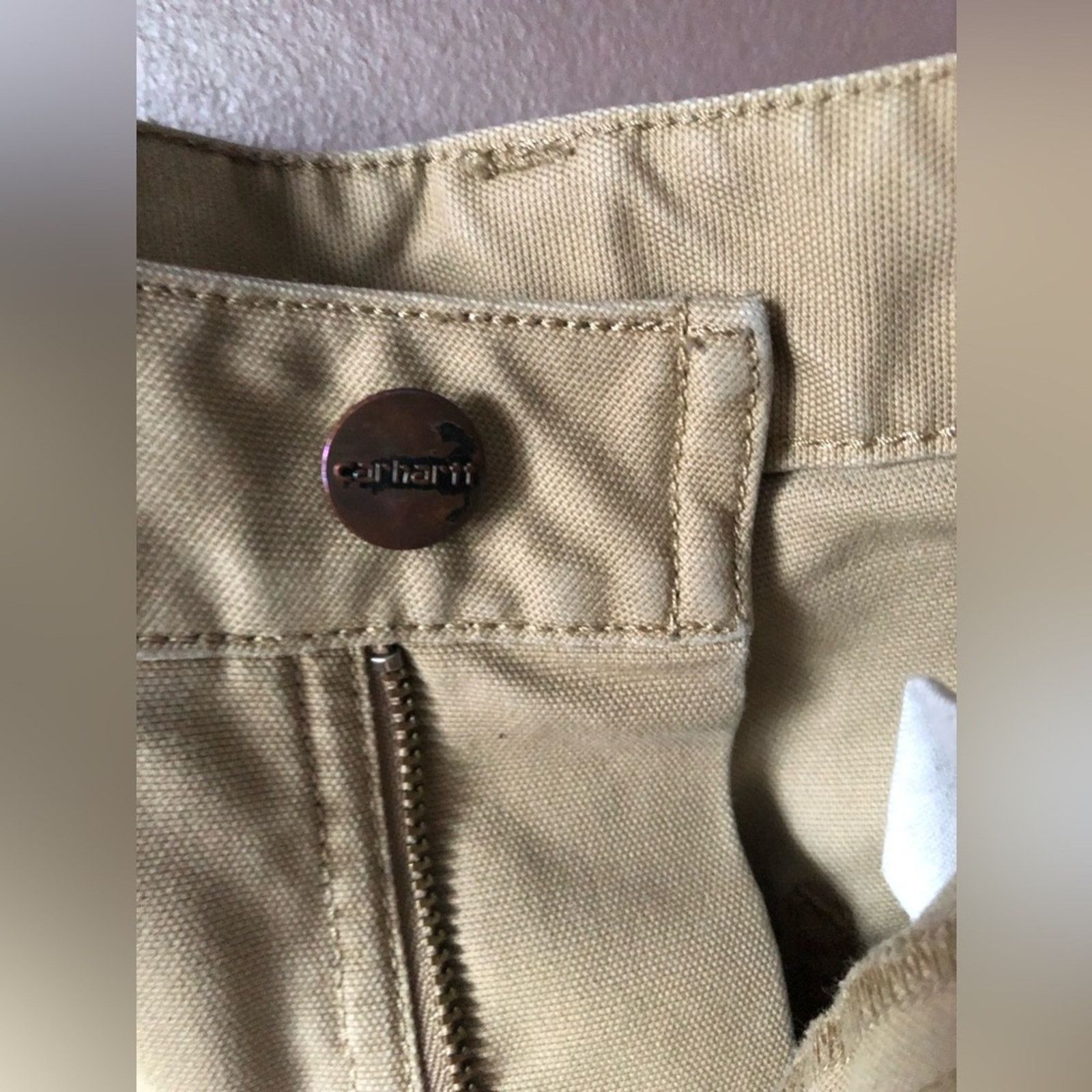 Women’s Carhartt cargo pants in Khaki size 2