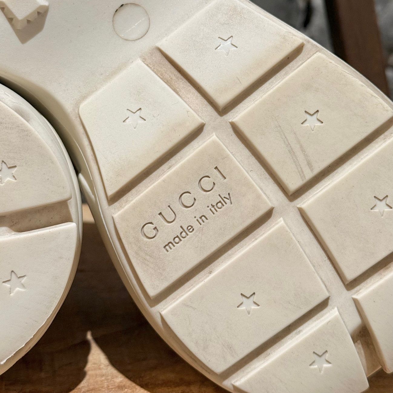 Gucci Gucci Ivory "Vintage" Square Logo Rhyton Chunky Sneakers Size US 8 / EU 41 - 9 Thumbnail