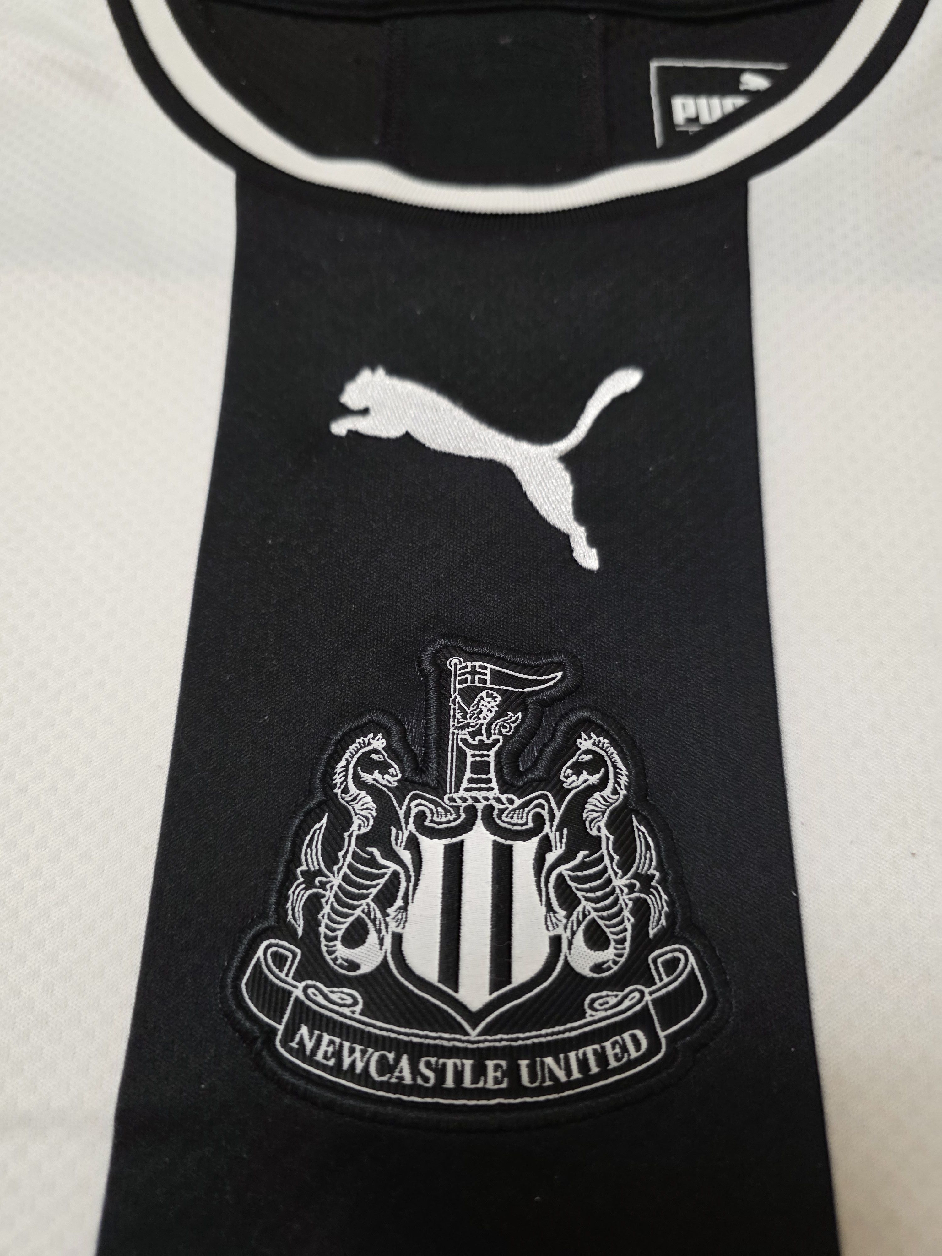 Puma NEWCASTLE UNITED 2019 2020 HOME FOOTBALL SOCCER JERSEY Size US XL / EU 56 / 4 - 4 Thumbnail