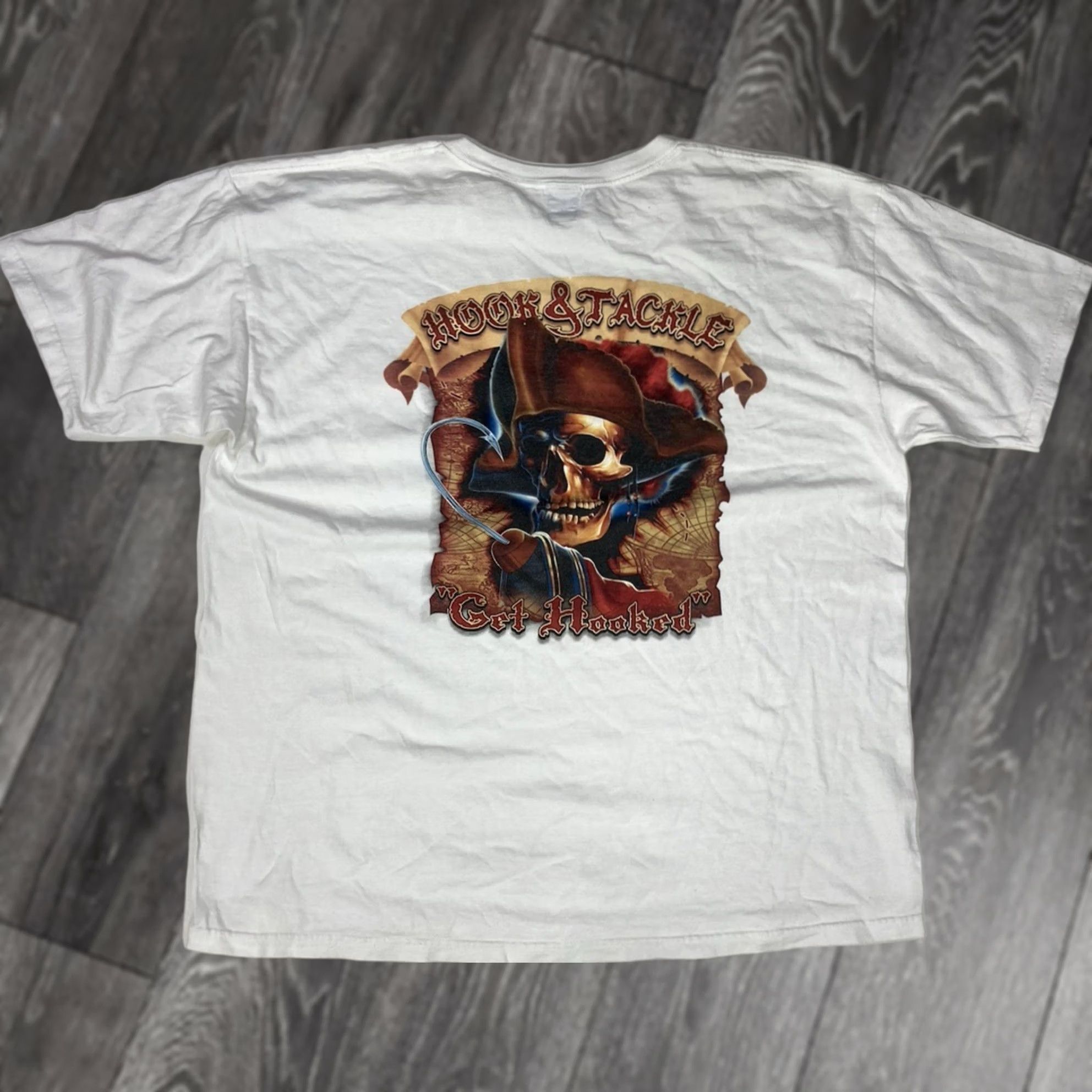 Vintage Hook & Tackle Get Hooked Graphic Pocket T-shirt Men XXL White Pirate Skull Shirt Size US XXL / EU 58 / 5 - 1 Thumbnail