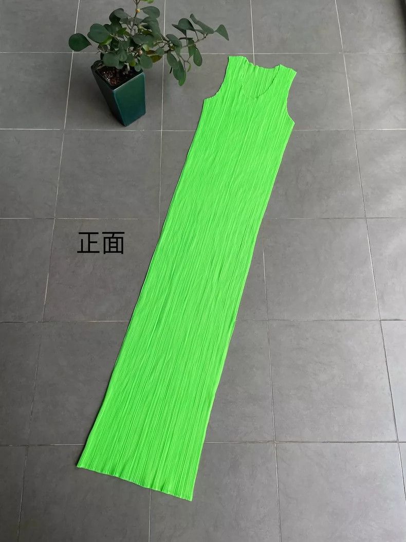 Issey Miyake Issey Miyake size:3 Fluorescent green pleated dress Size XS / US 0-2 / IT 36-38 - 2 Thumbnail