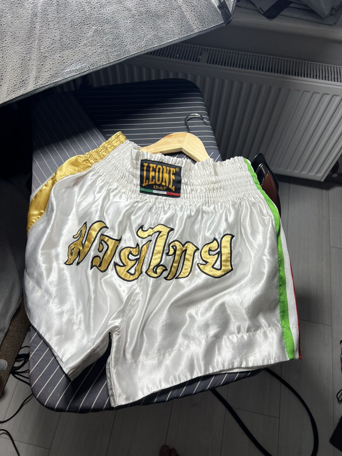 Japanese Brand LEONE Muay Thai Shorts Boxing Trunks WhiteGold Vintage Style Size US 34 / EU 50 - 8 Thumbnail