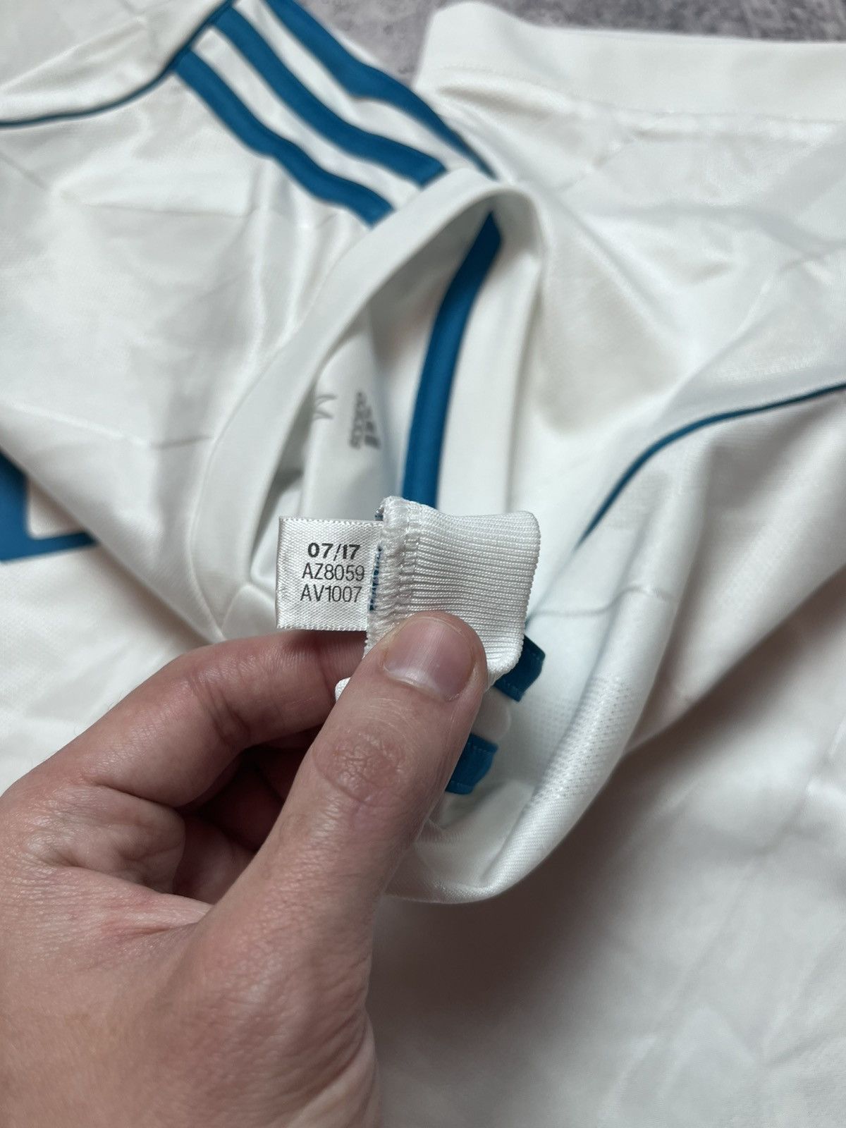 Adidas REAL MADRID 2017 2018 HOME SHIRT JERSEY ADIDAS AZ8059 sz M Size US M / EU 48-50 / 2 - 9 Thumbnail