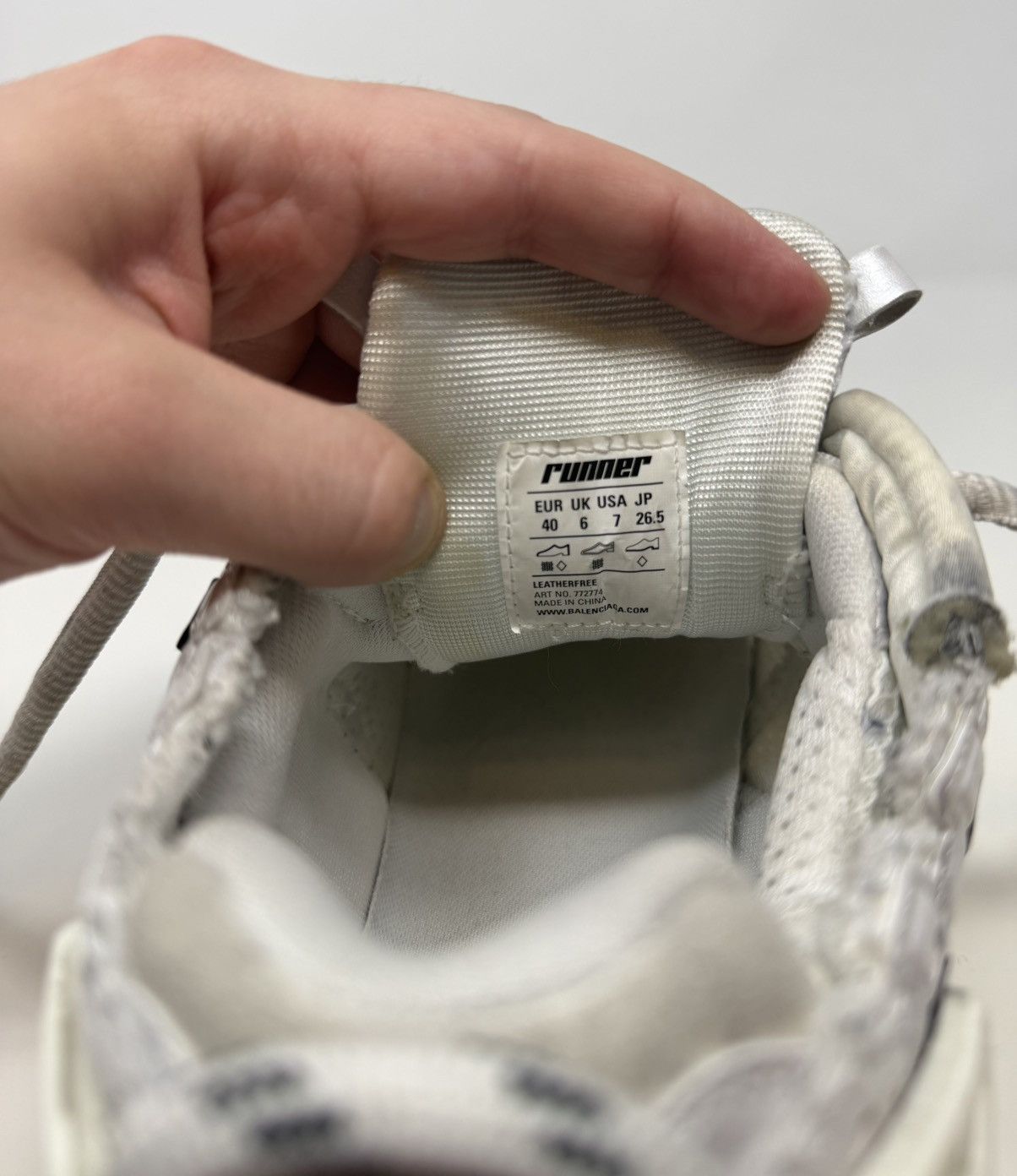Balenciaga Balenciaga Runner Graffiti Sneaker White Size US 7 / EU 40 - 7 Thumbnail