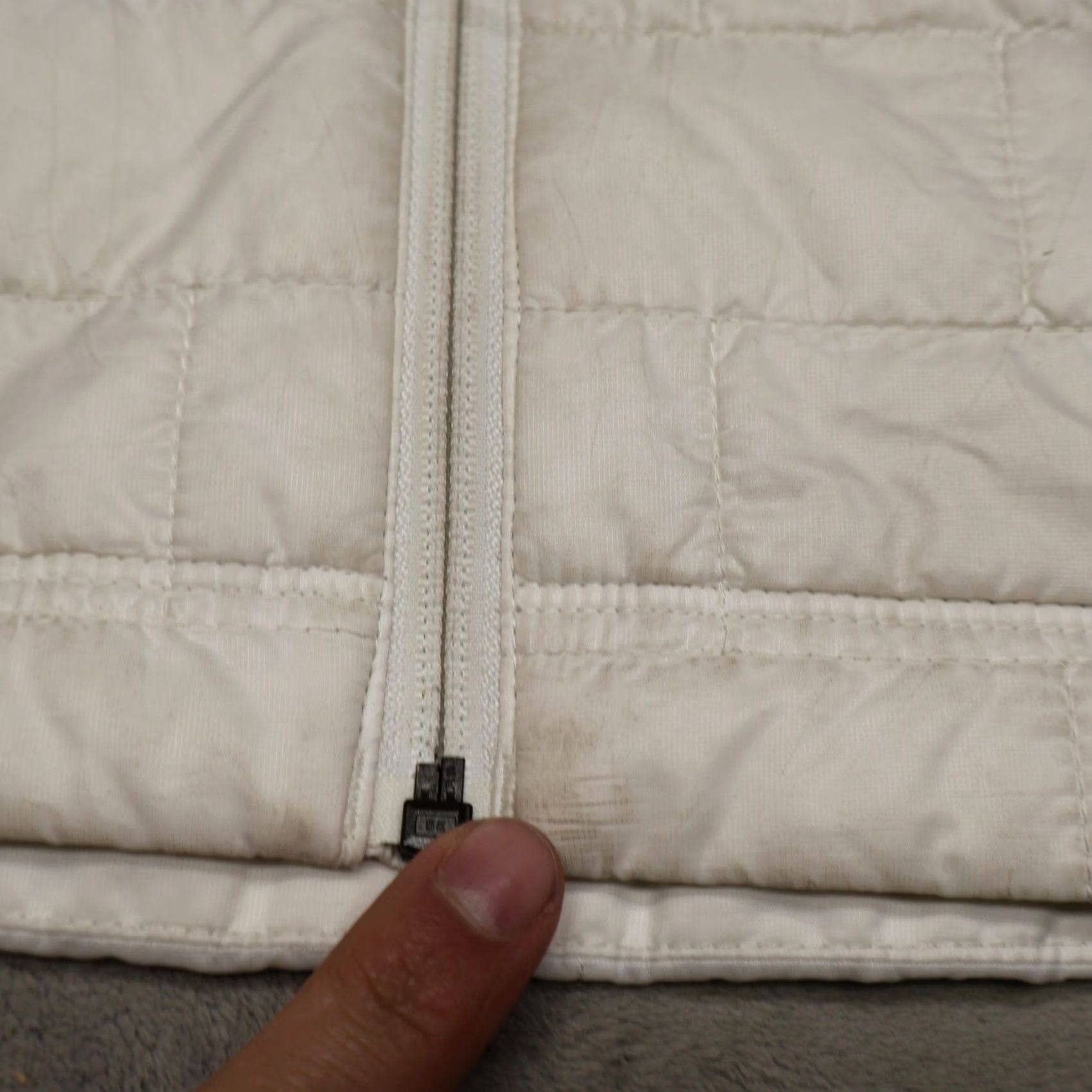 Patagonia Patagonia Nano Puff Vest Women Large White Quilted Full Zip Sleeveless Lightweight Zipper Pockets Casual Sportswear Size L / US 10 / IT 46 - 5 Thumbnail