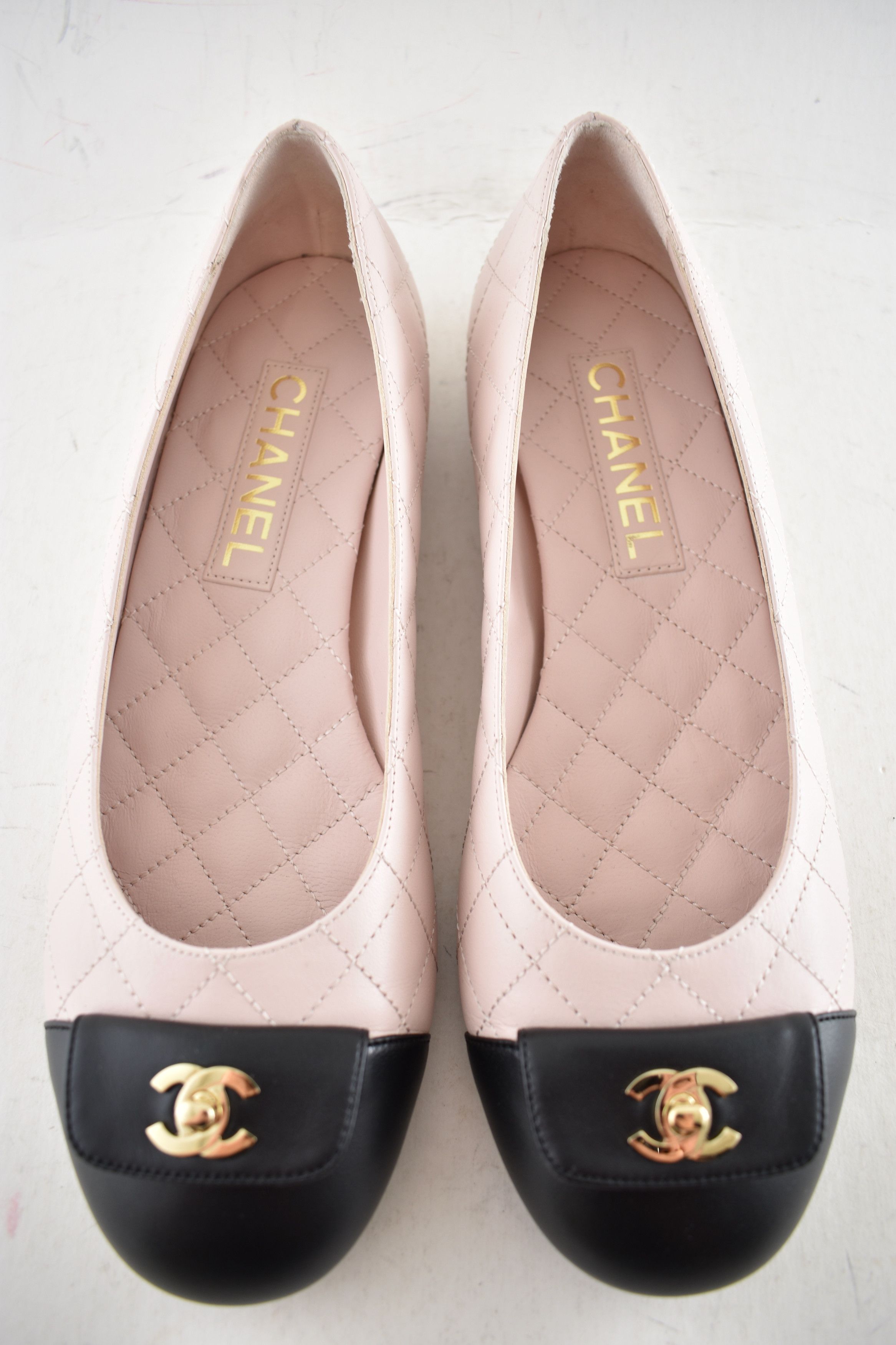Chanel Chanel 24B Pink Black Turnlock Gold CC Logo Ballet Flat 38 Size US 8 / IT 38 - 4 Thumbnail