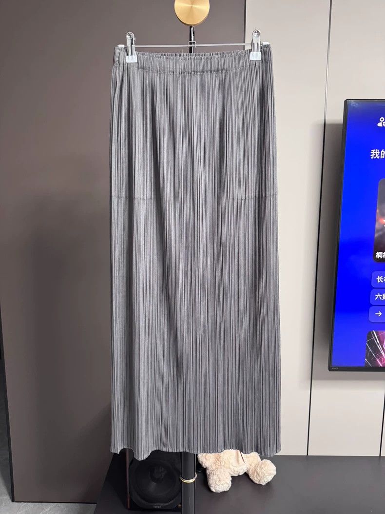 Issey Miyake Issey Miyake size:5 A classic basic dark grey skirt Size 22" - 1 Thumbnail