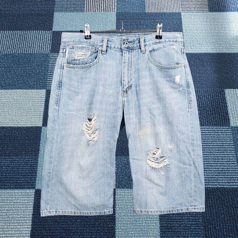 Levi's Levi's Jeans Bermuda Shorts Womens 8 Blue Distressed Light Wash Denim 5-Pocket Regular Rise High 14in Inseam XS? Size 30" / US 8 / IT 44 - 1 Thumbnail