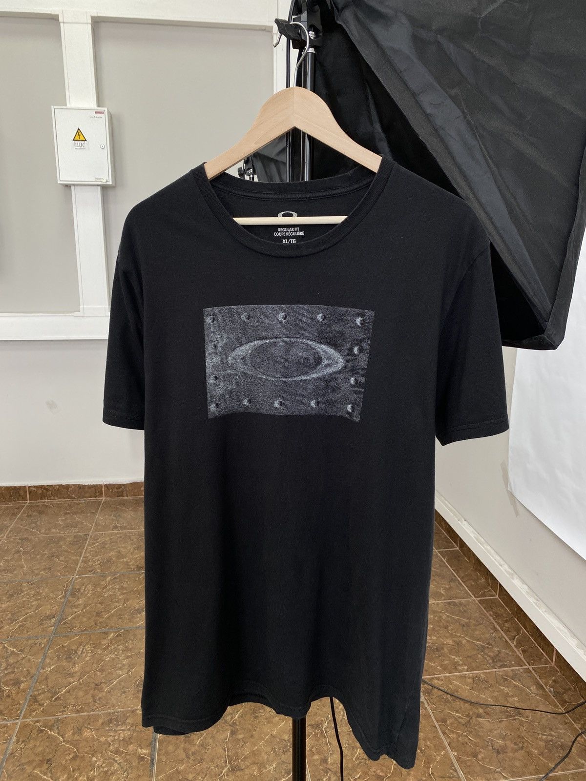 Oakley × Vintage 🇺🇸 Vintage Y2K Oakley Big Logo T-Shirt Rare Retro Hype Size US XL / EU 56 / 4 - 1 Thumbnail