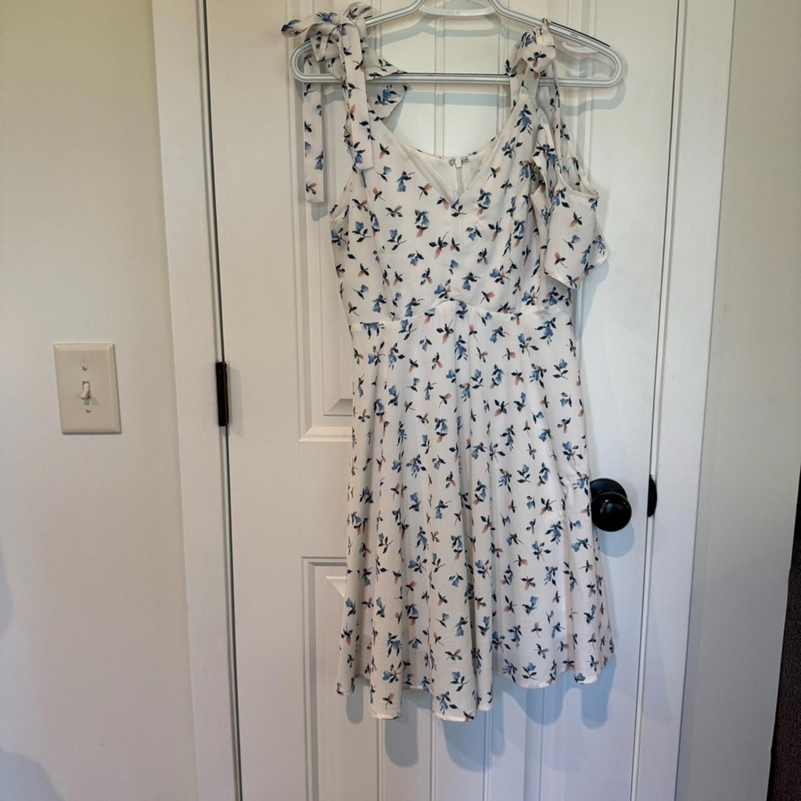 Other Altar’d State | White Dress with Blue Floral Pattern Size S / US 4 / IT 40 - 1 Thumbnail