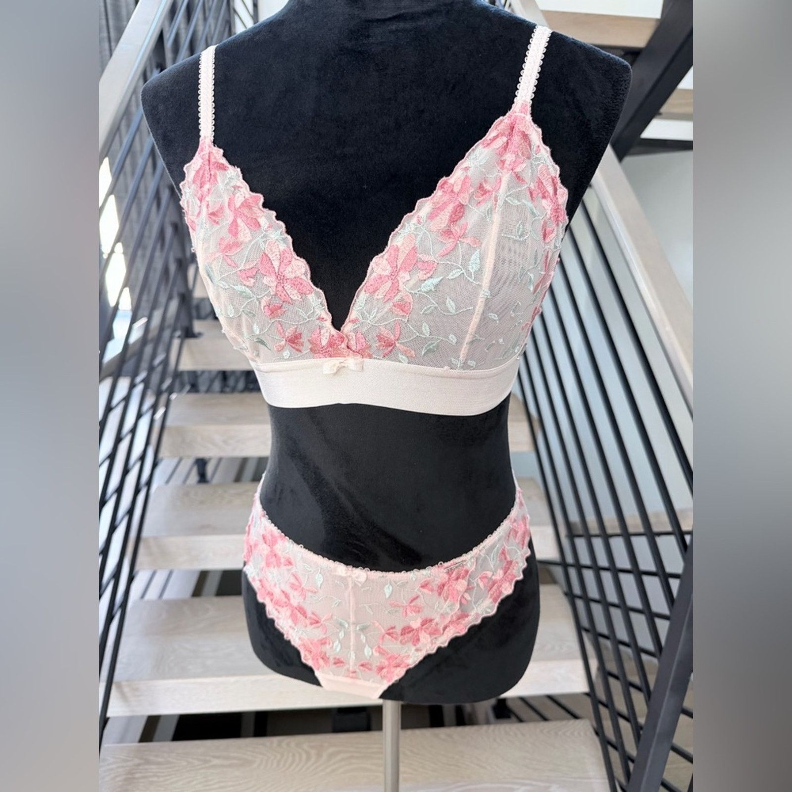 Other Pink Floral Lace Bralette and Pantues Set. Bra M panties S Size ONE SIZE - 4 Thumbnail
