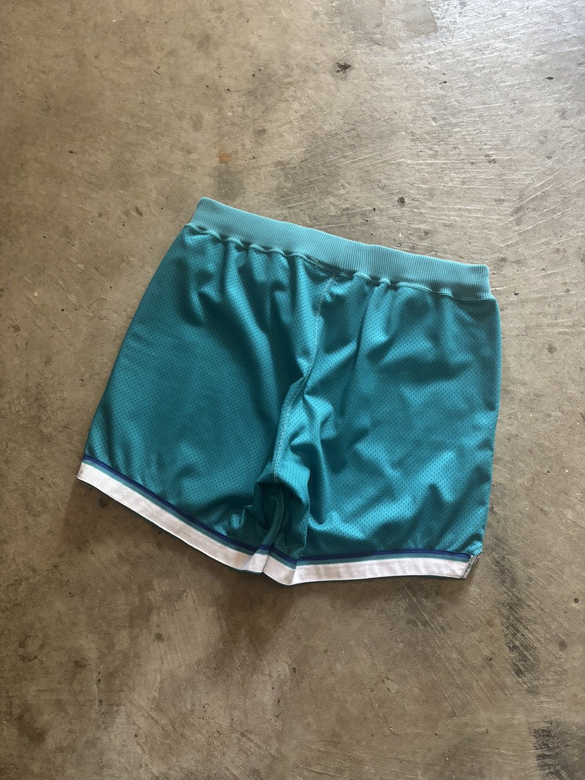 NBA vintage champion hornets basketball shorts Size US 36 / EU 52 - 6 Thumbnail