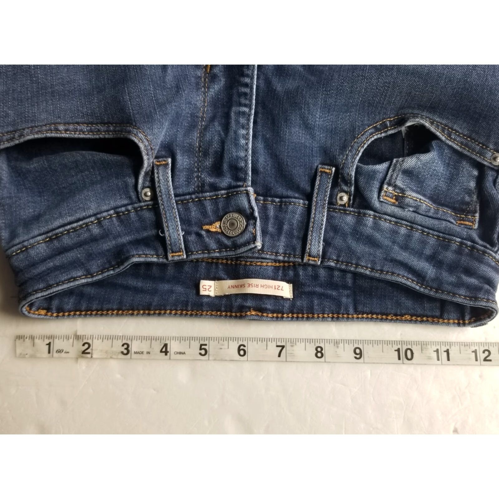 Levi's Levi's 721 Jeans Women Size 25 Denim High Rise Skinny Slimming Blue 5-Pocket Logo Embroidered Pockets Denim Jean Pants Stretch Modern Classic Retro Size 42" / US 20 - 3 Thumbnail