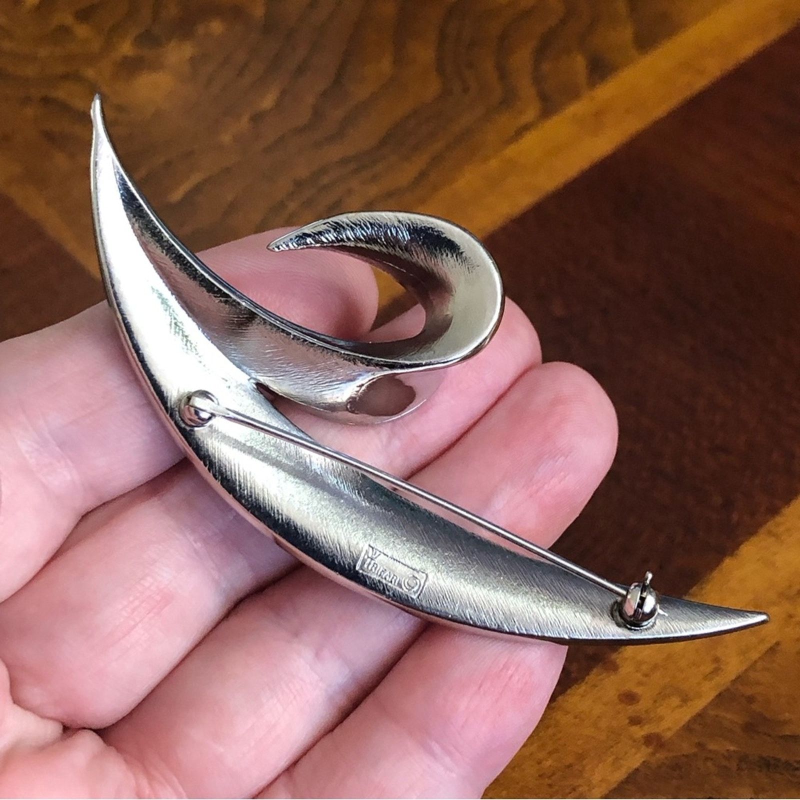 Vintage Vintage Crown Trifari brushed and shiny silver brooch pin Size ONE SIZE - 5 Thumbnail