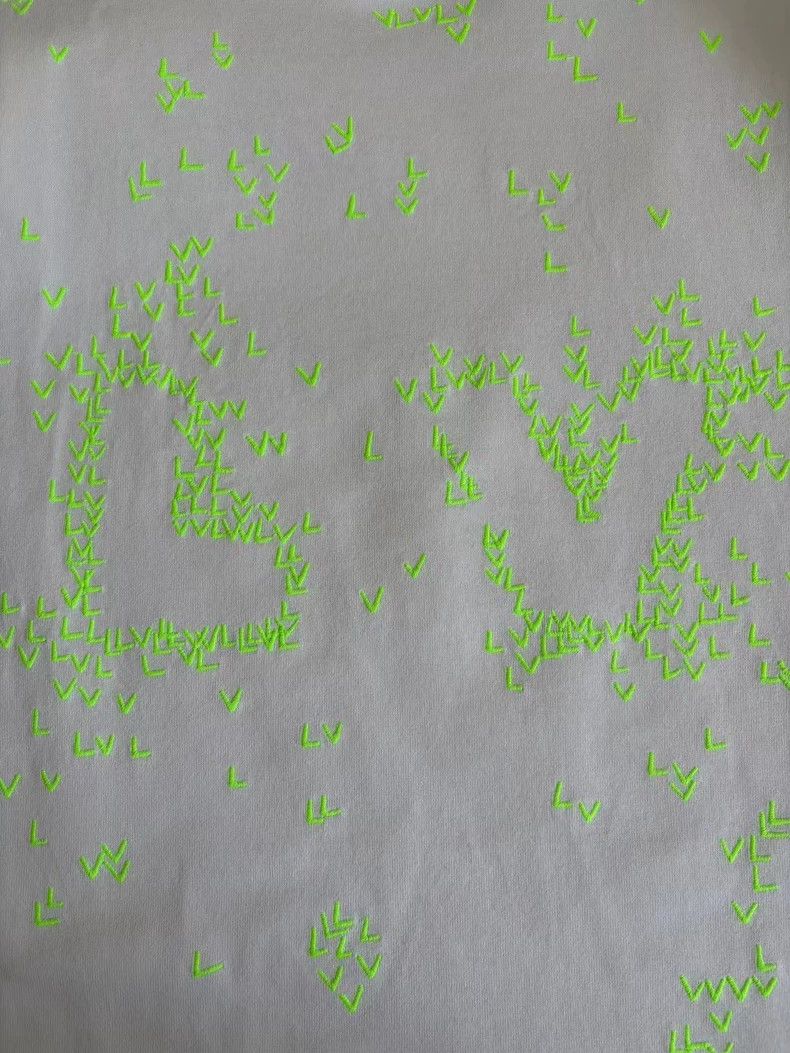 Louis Vuitton LOUIS VUITTON White and green small plane embroidered logi Size US S / EU 44-46 / 1 - 3 Thumbnail