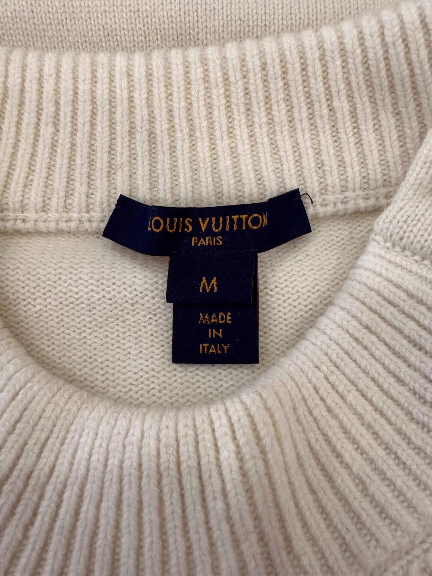 Louis Vuitton LV white sweater M side brown monogram logo button Size M / US 6-8 / IT 42-44 - 4 Thumbnail