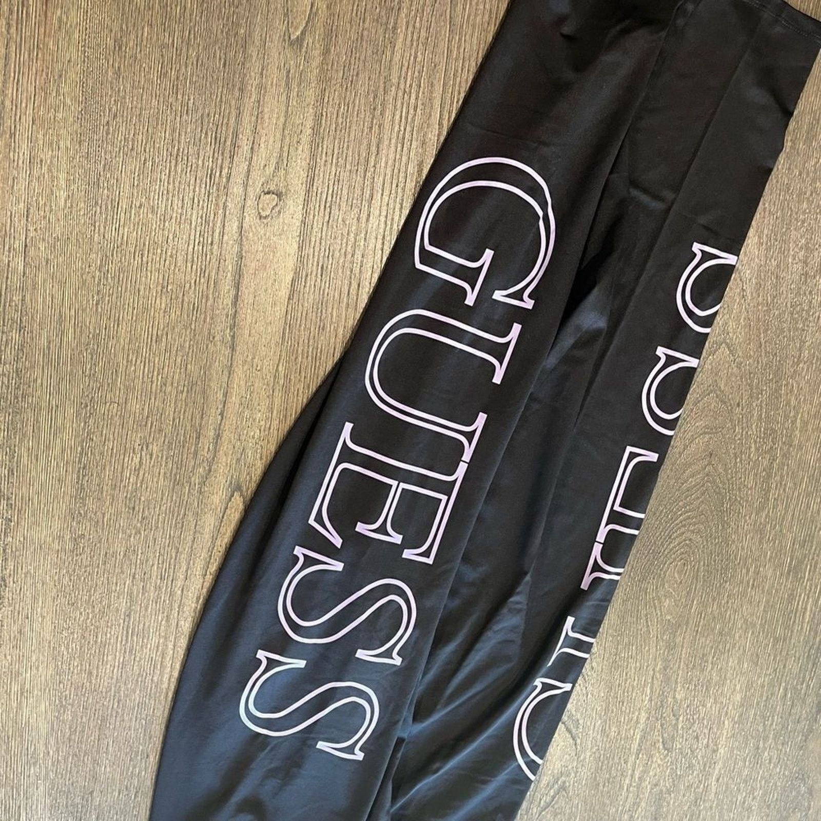 Guess NWOT Guess Black Cropped Capri Leggings Logo Print Size L Size 31" - 4 Thumbnail