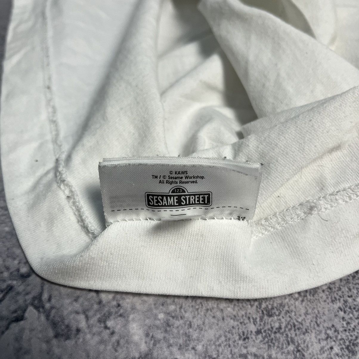 Kaws × Uniqlo Kaws X Uniqlo X Sesame Street White Tee Y2K Streetwear Size US L / EU 52-54 / 3 - 8 Thumbnail