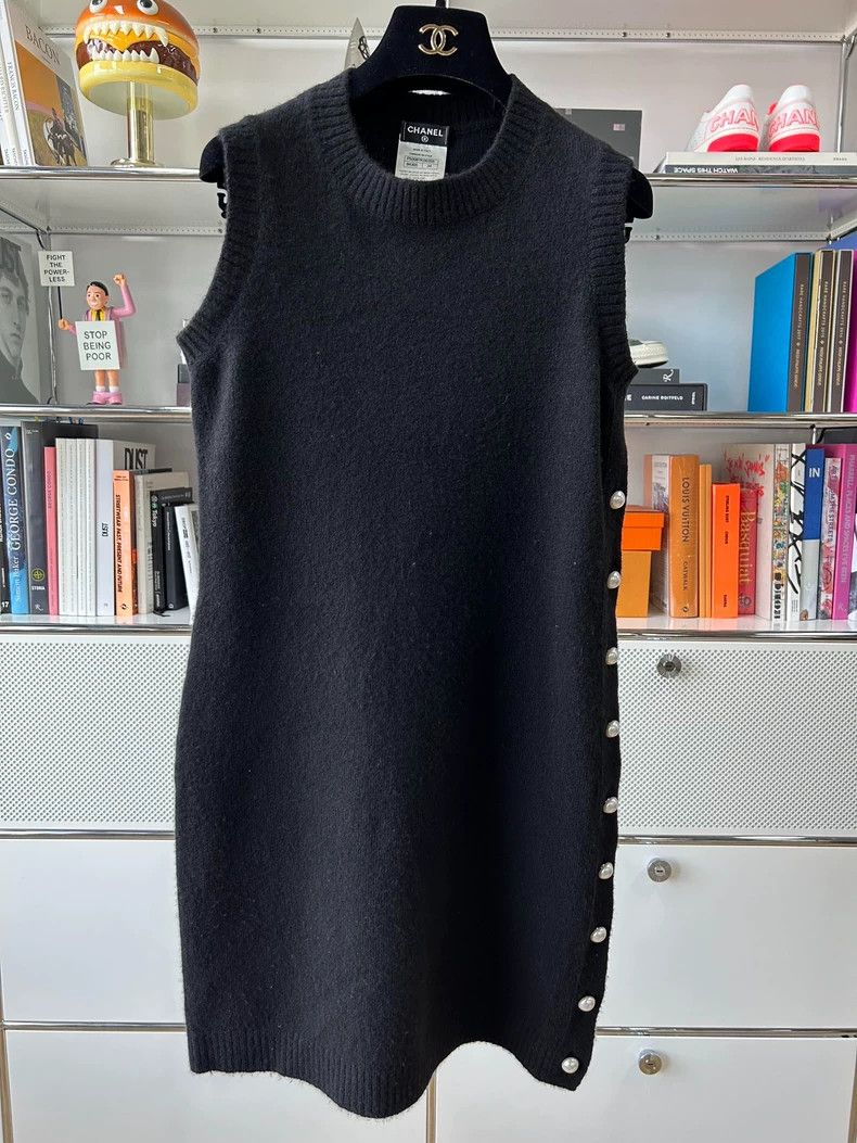 Chanel Black Cashmere Knit Sleeveless Dress with Pearls - dmc Size US 34 / EU 50 - 1 Thumbnail