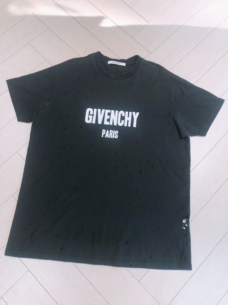 Givenchy Givenchy #Men's# White logo black ripped short sleeve Size US S / EU 44-46 / 1 - 1 Thumbnail