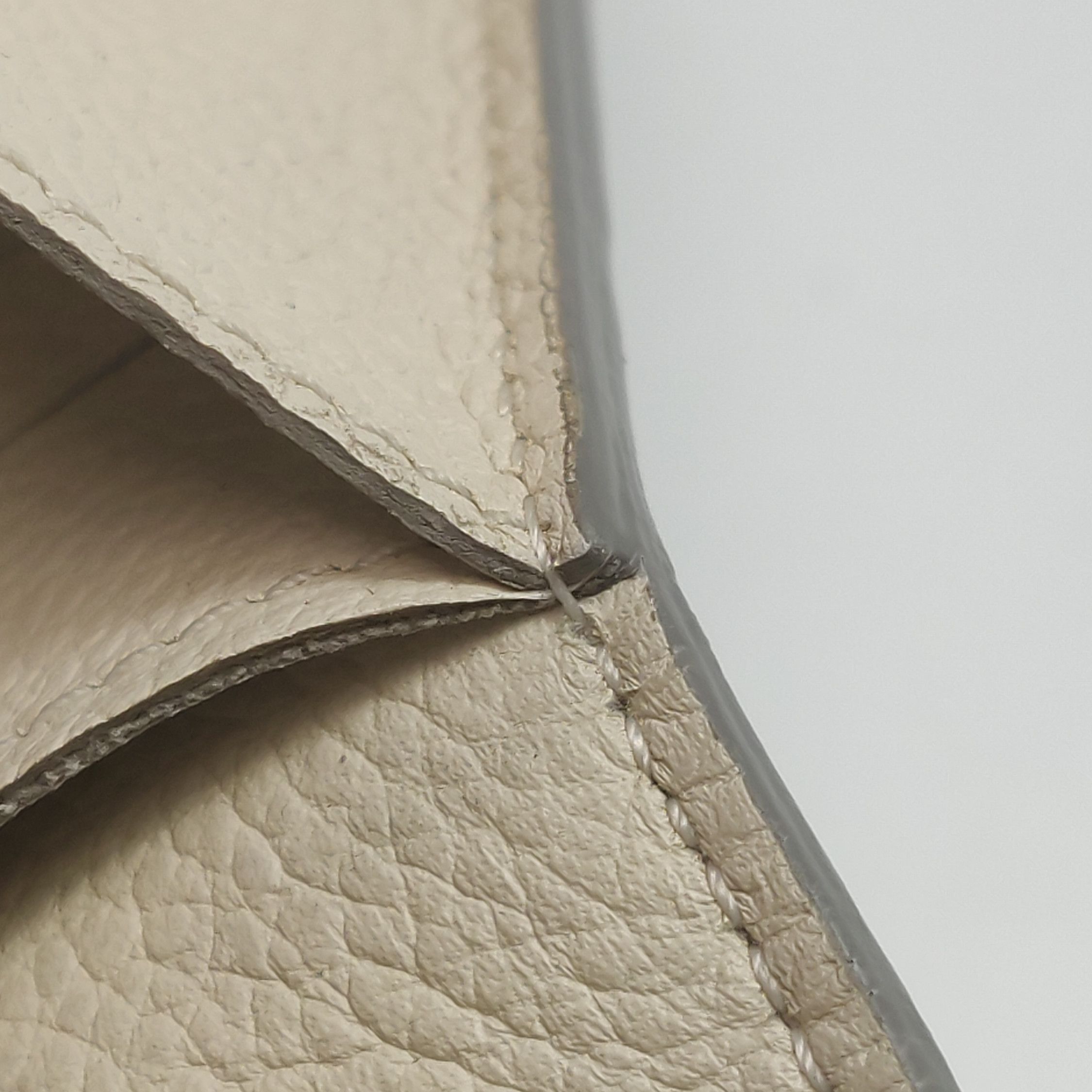 Louis Vuitton Louis Vuitton (LV) Cowhide solid color monogram embossed sn Size ONE SIZE - 9 Thumbnail