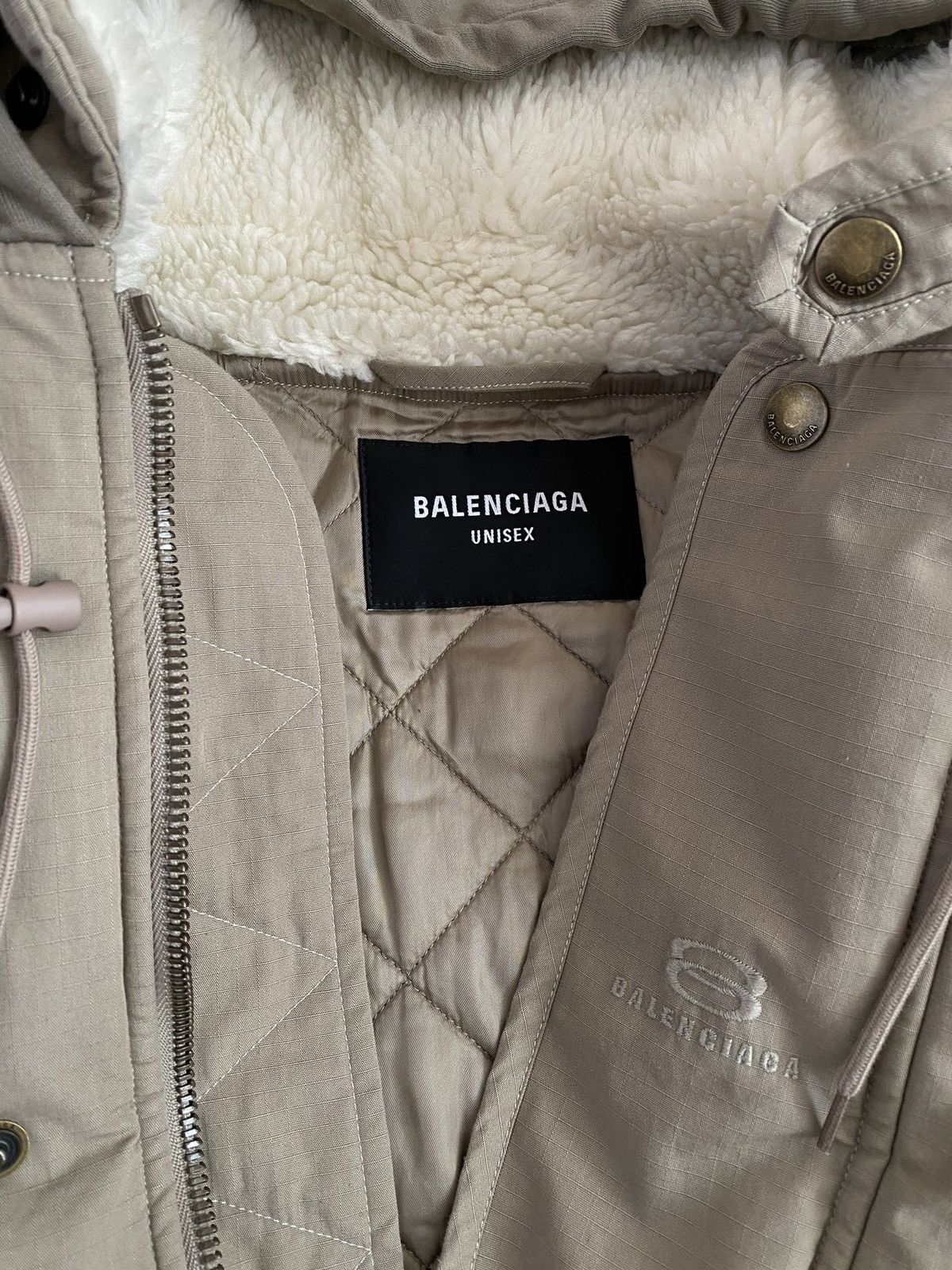 Balenciaga Balenciaga SS22 Unity Bomber beeige, oversized, fur collar Size US XL / EU 56 / 4 - 9 Thumbnail