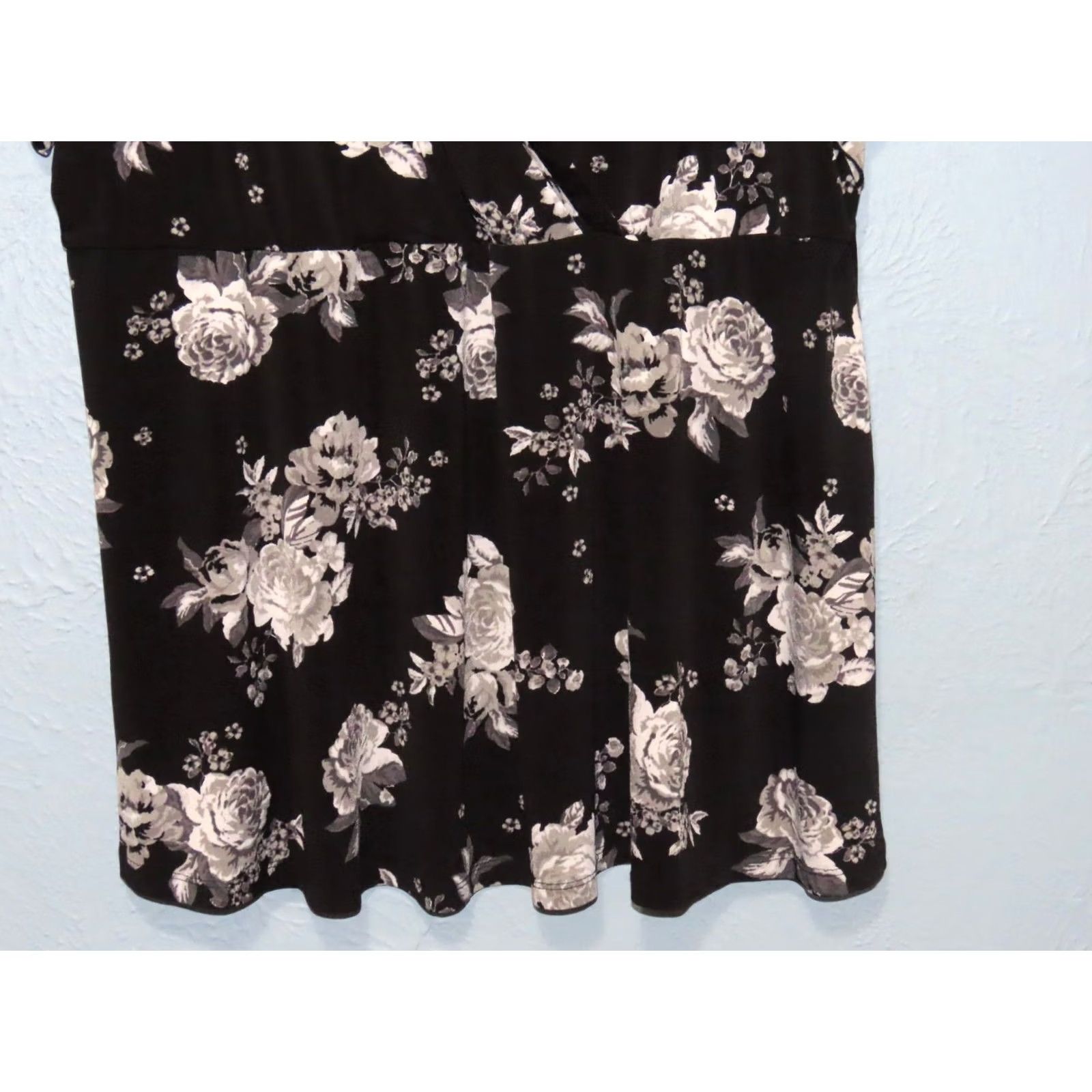 Torrid Torrid Blouse Knit Crepe Wrap Peplum Top Black Floral 4XL Womens Short Sleeve V-Neck Pullover Plus Size Size XXL / US 16-18 / IT 52-54 - 2 Thumbnail