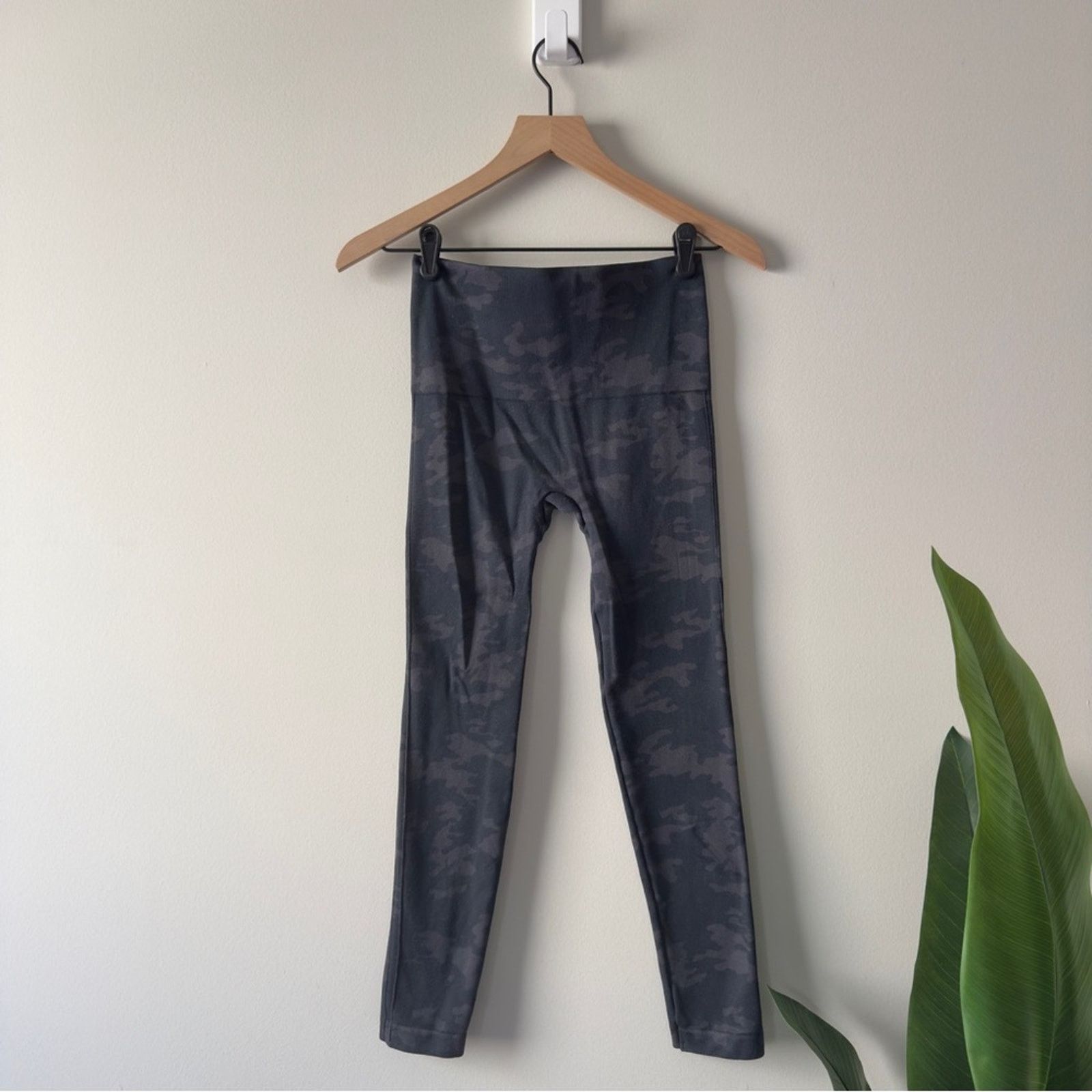 Spanx Spanx Seamless Camo High-Waisted Leggings Gray Ankle Casual Size 29" - 3 Thumbnail