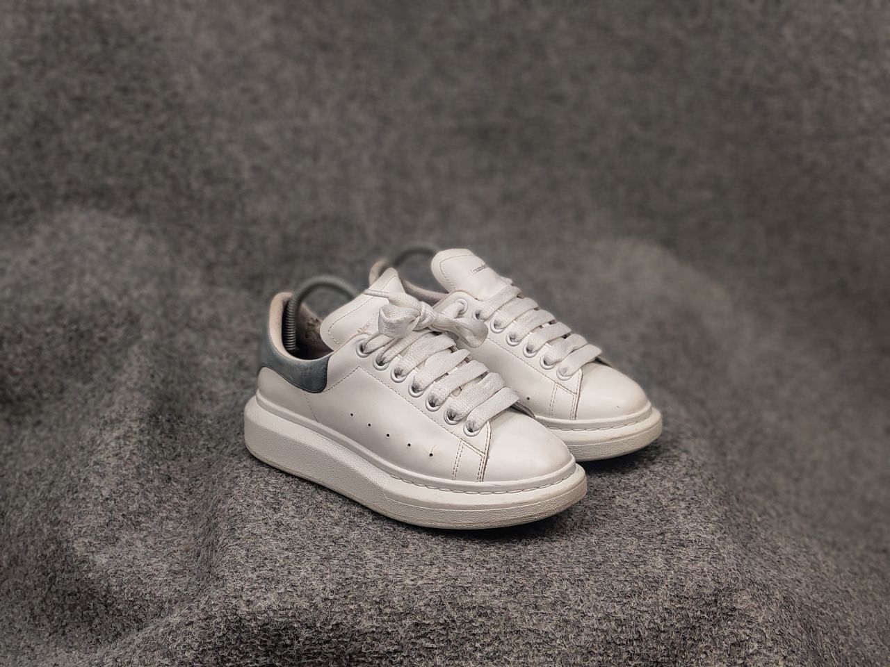 Alexander McQueen Alexander McQueen Oversized Leather Sneaker WhitePowder Blue Size US 8 / IT 38 - 4 Thumbnail