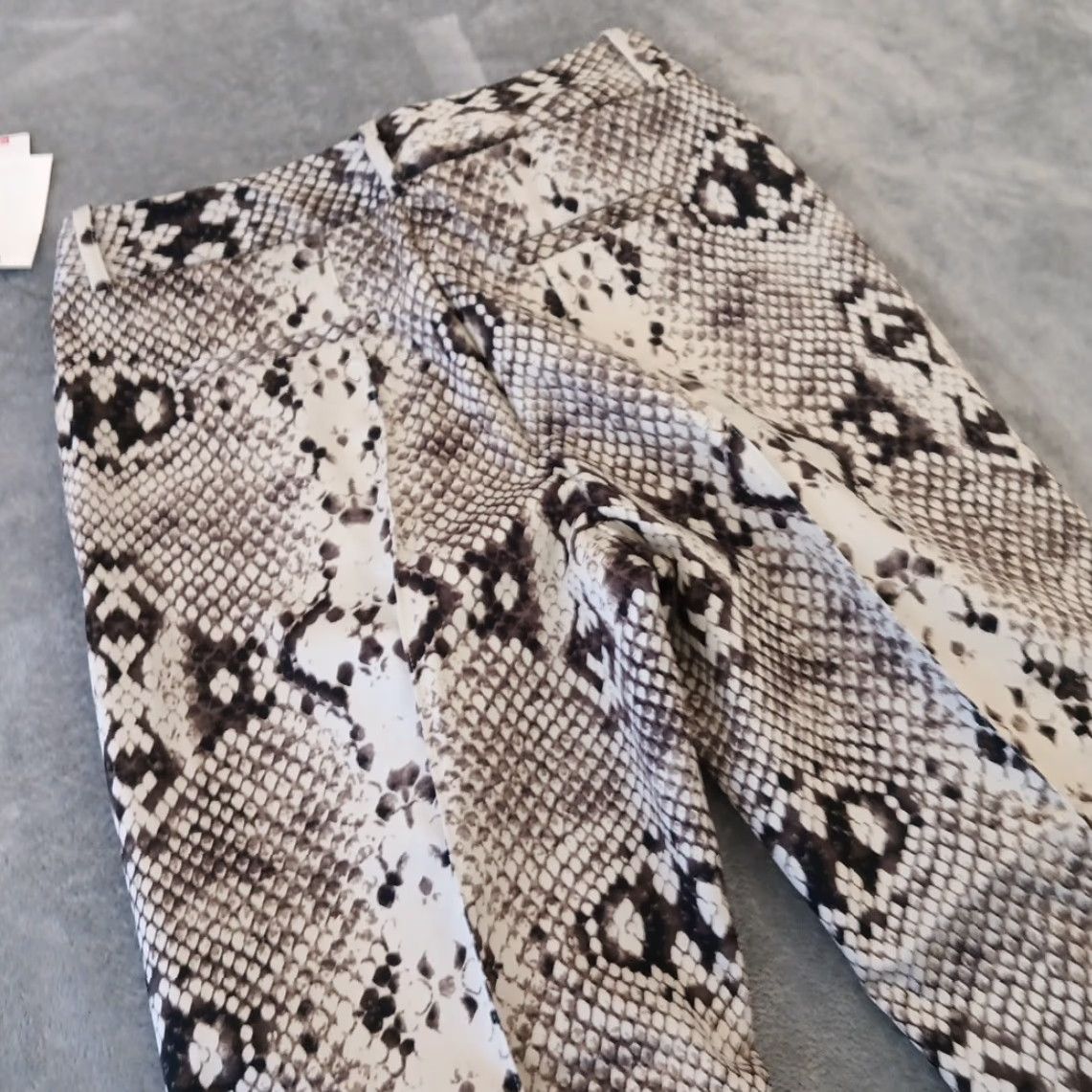 Worthington Worthington Ankle Pants Womens Gray Animal Print Size 6 Lightweight Side Zip Cotton Blend Straight 26.5 In Inseam Women's Shoes? Size 28" / US 6 / IT 42 - 7 Thumbnail