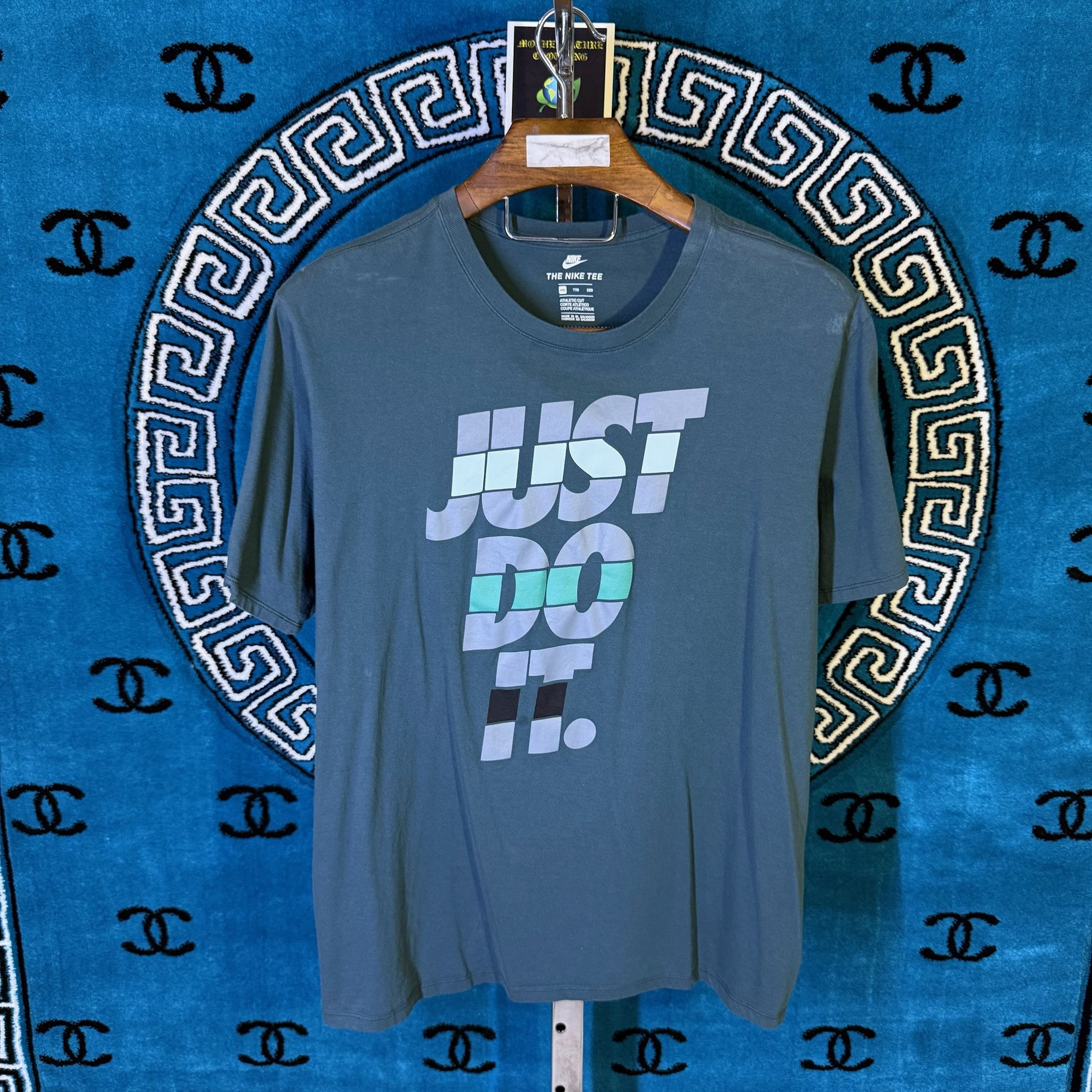 Nike THE NIKE ICONA LOGOS GRAPHICA MOTIF SHIRT Size US XXL / EU 58 / 5 - 1 Preview