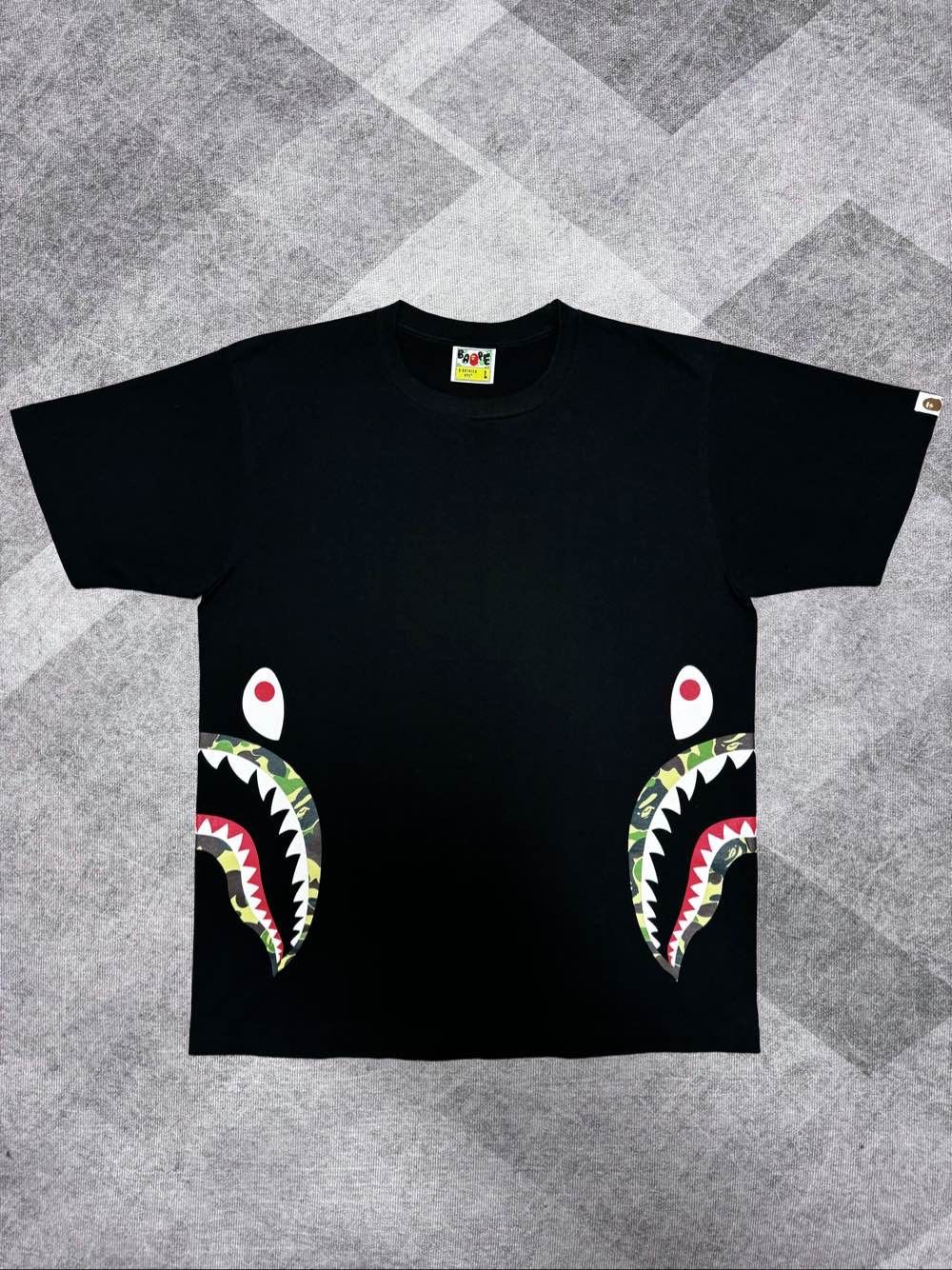 Bape A Bathing Ape Shark Camo T-Shirt Size L Size US L / EU 52-54 / 3 - 1 Thumbnail