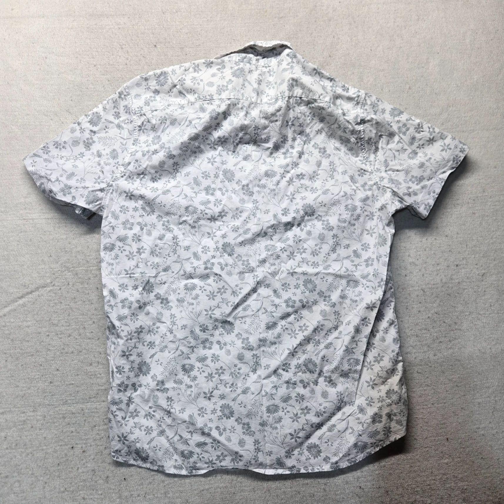 Lee Lee Shirt Mens XL Gray Floral Button-Up Short Sleeve Hawaiian style, Flower, 90s? Size US XL / EU 56 / 4 - 6 Thumbnail