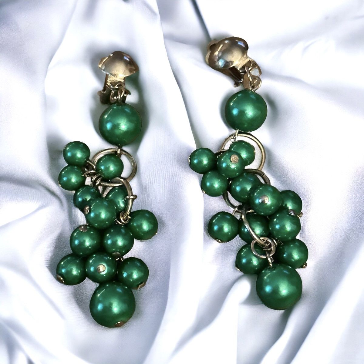 Vintage Vintage green cluster bead clip on dangle earrings Size ONE SIZE - 1 Thumbnail