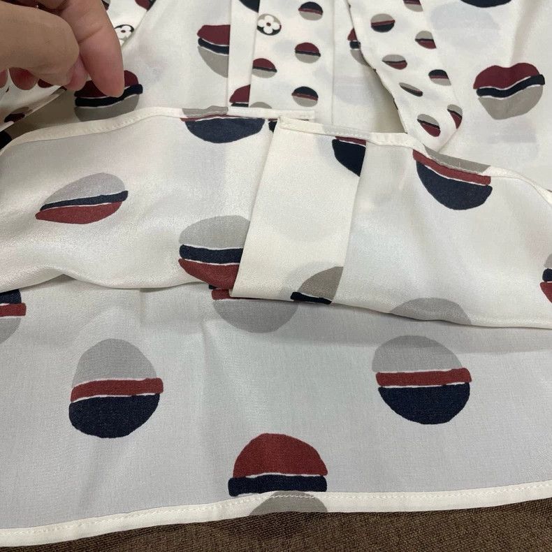 Louis Vuitton Louis Vuitton White hamburger printed silk short sleeve sh Size XS / US 0-2 / IT 36-38 - 3 Thumbnail