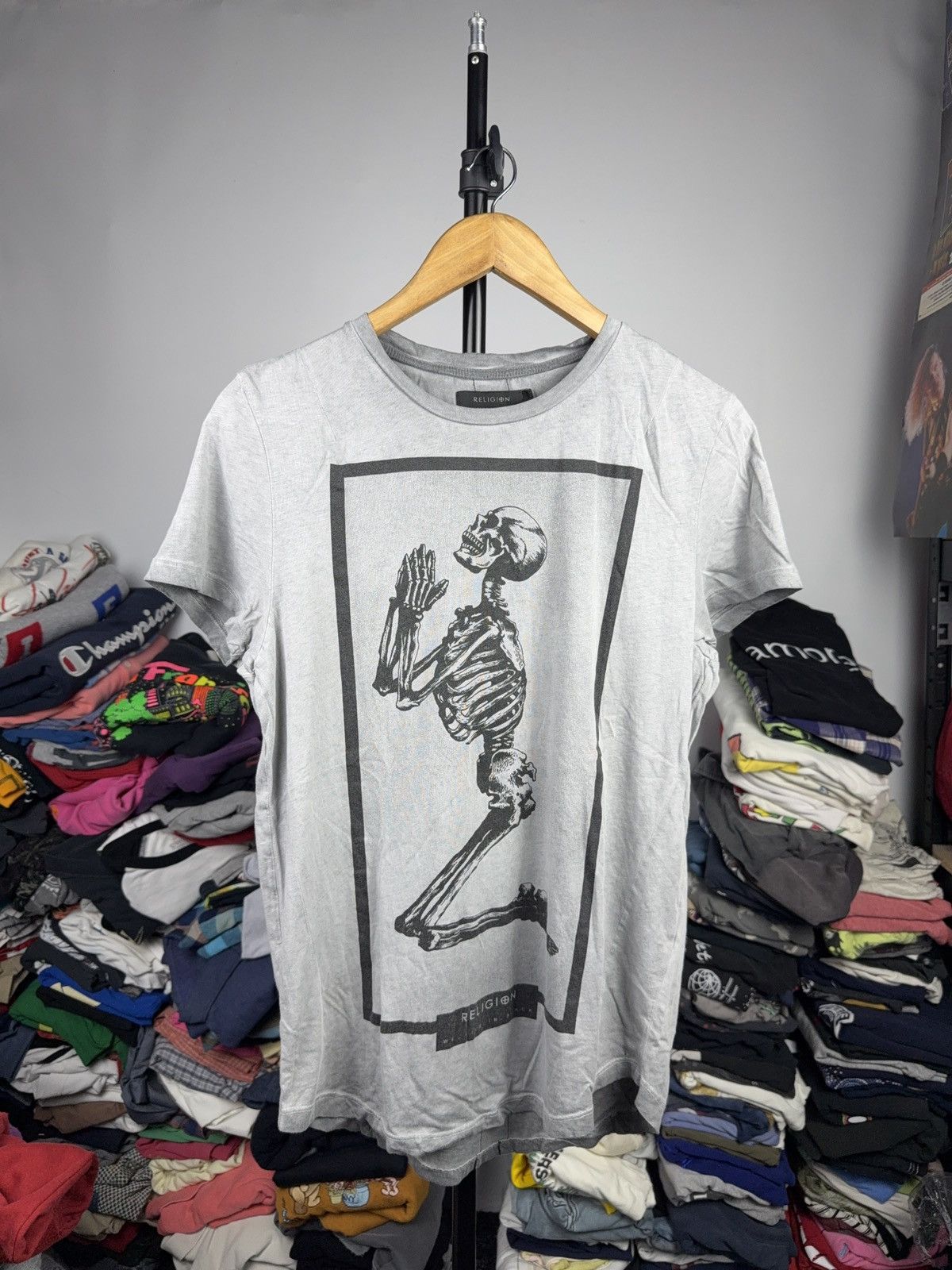 Japanese Brand 00s Religion Skeleton Prayer Gothic Rock Avant-Garde Tee Size US M / EU 48-50 / 2 - 1 Thumbnail