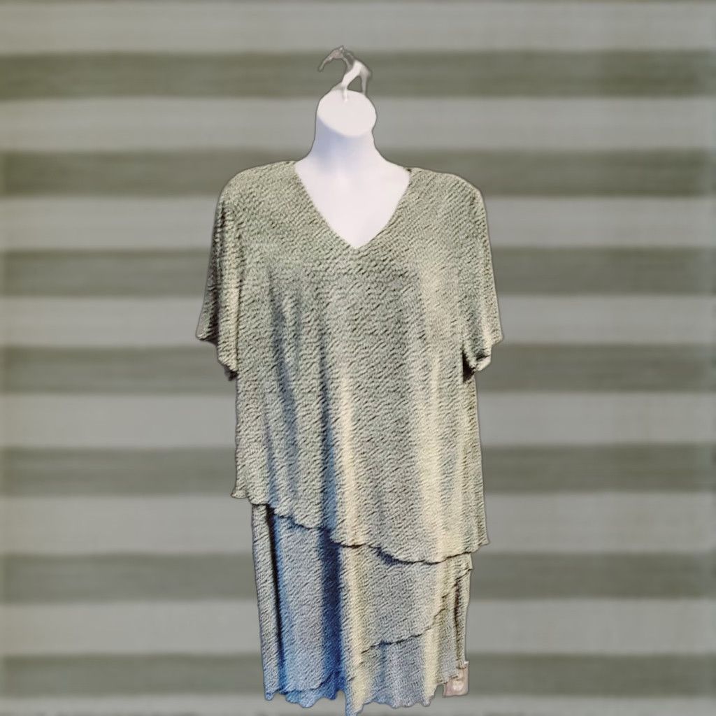 Vintage Connected Woman Plus Layered Ruffle Crinkle Abstract Dress Midi Short Sleeve V-Neck 3X Green Black White Special Occasion Womens Size XXL / US 16-18 / IT 52-54 - 1 Thumbnail