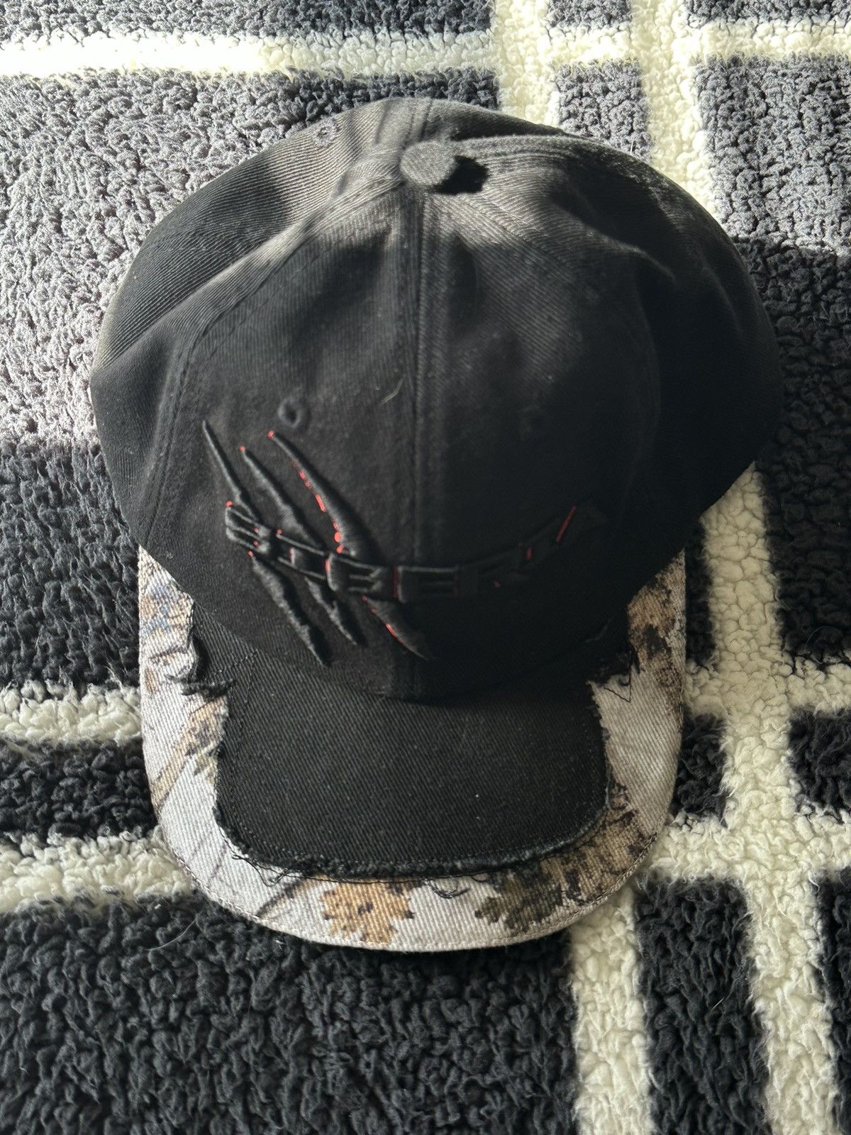 image of Siberia Hills ‘Raptor’ Hat Black/snow, Men's