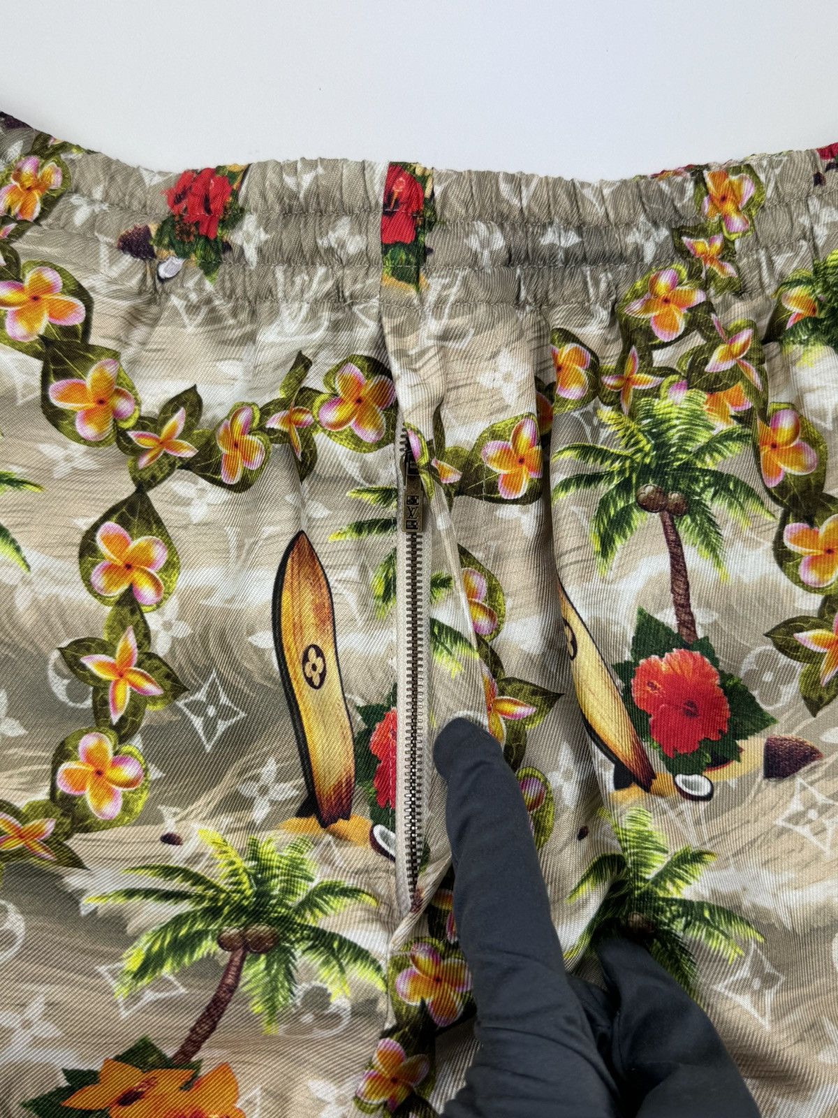 Louis Vuitton PHARELL WILLIAMS MONOGRAM /TROPICAL PRINT SILK SHORTS 1AFRK7 Size US 34 / EU 50 - 5 Thumbnail