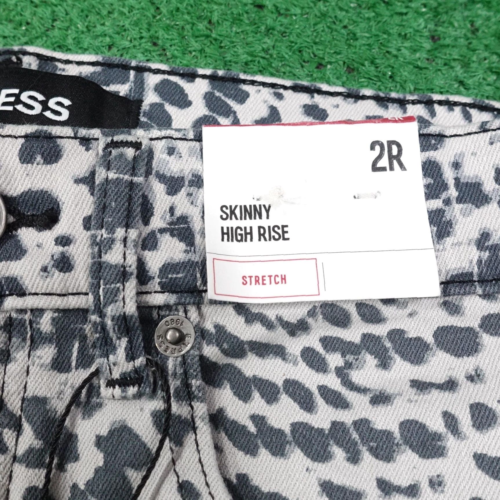 Express VINTAGE? No. Express Jeans Women 2R Gray White High Rise Skinny Stretch Leopard Print Denim Size 26" / US 2 / IT 38 - 3 Thumbnail