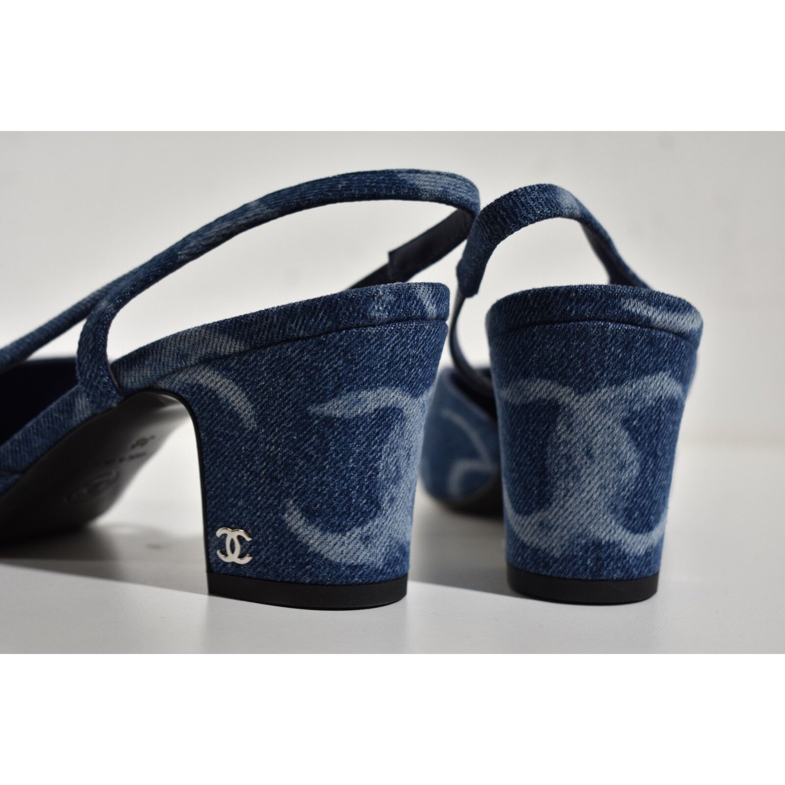 Chanel Chanel Dark Blue Denim White CC Logo Slingback Block Heel 38 Size US 8 / IT 38 - 10 Thumbnail