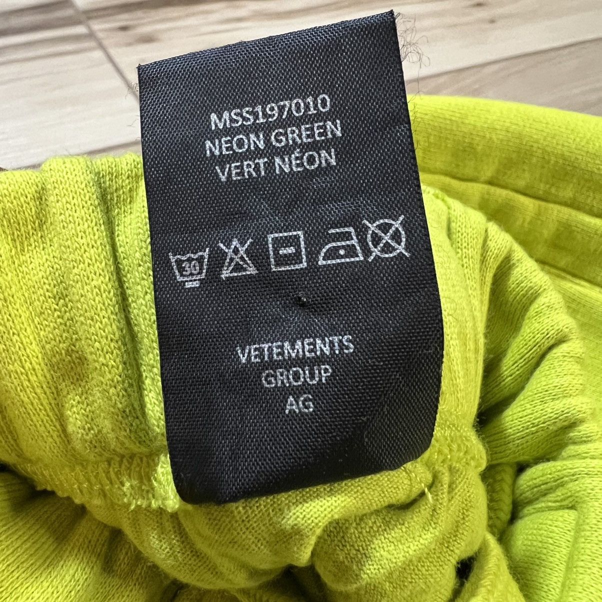 Vetements Vetements Sweatpants Neon Green Needle Logo Raw Hem Size US 32 / EU 48 - 13 Thumbnail