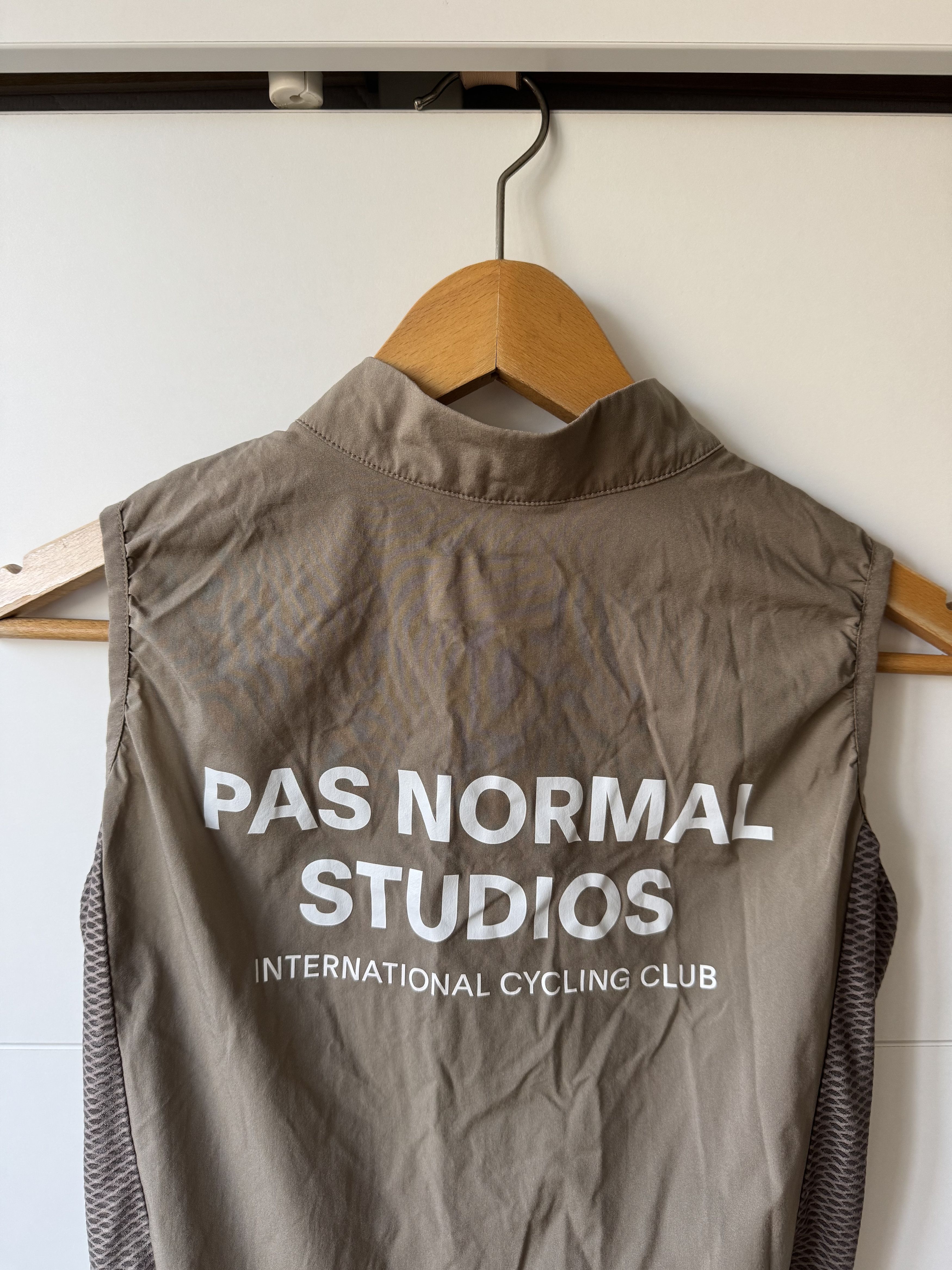 Pas Normal Studios [S] Mechanism Stow Away Gilet in Beige Size US S / EU 44-46 / 1 - 6 Thumbnail