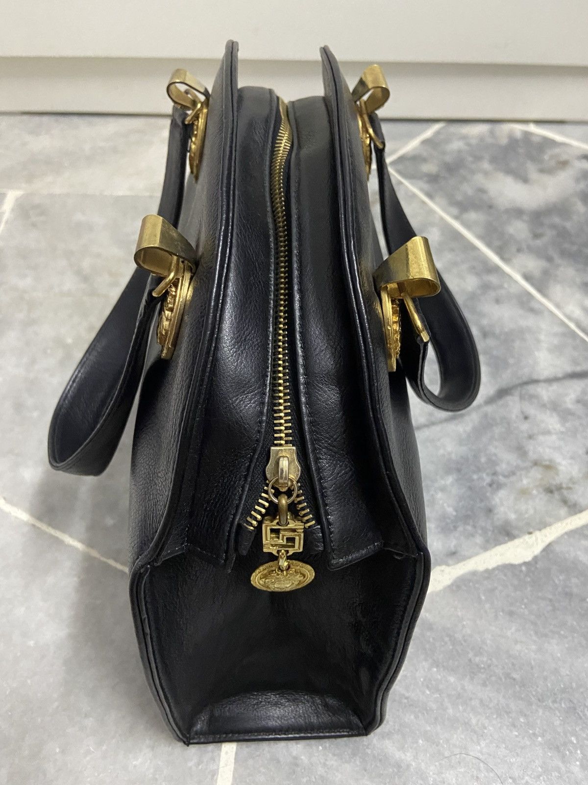 Versace GIANNI VERSACE Black Leather Handbag With gold La Medusa Bag Size ONE SIZE - 8 Thumbnail